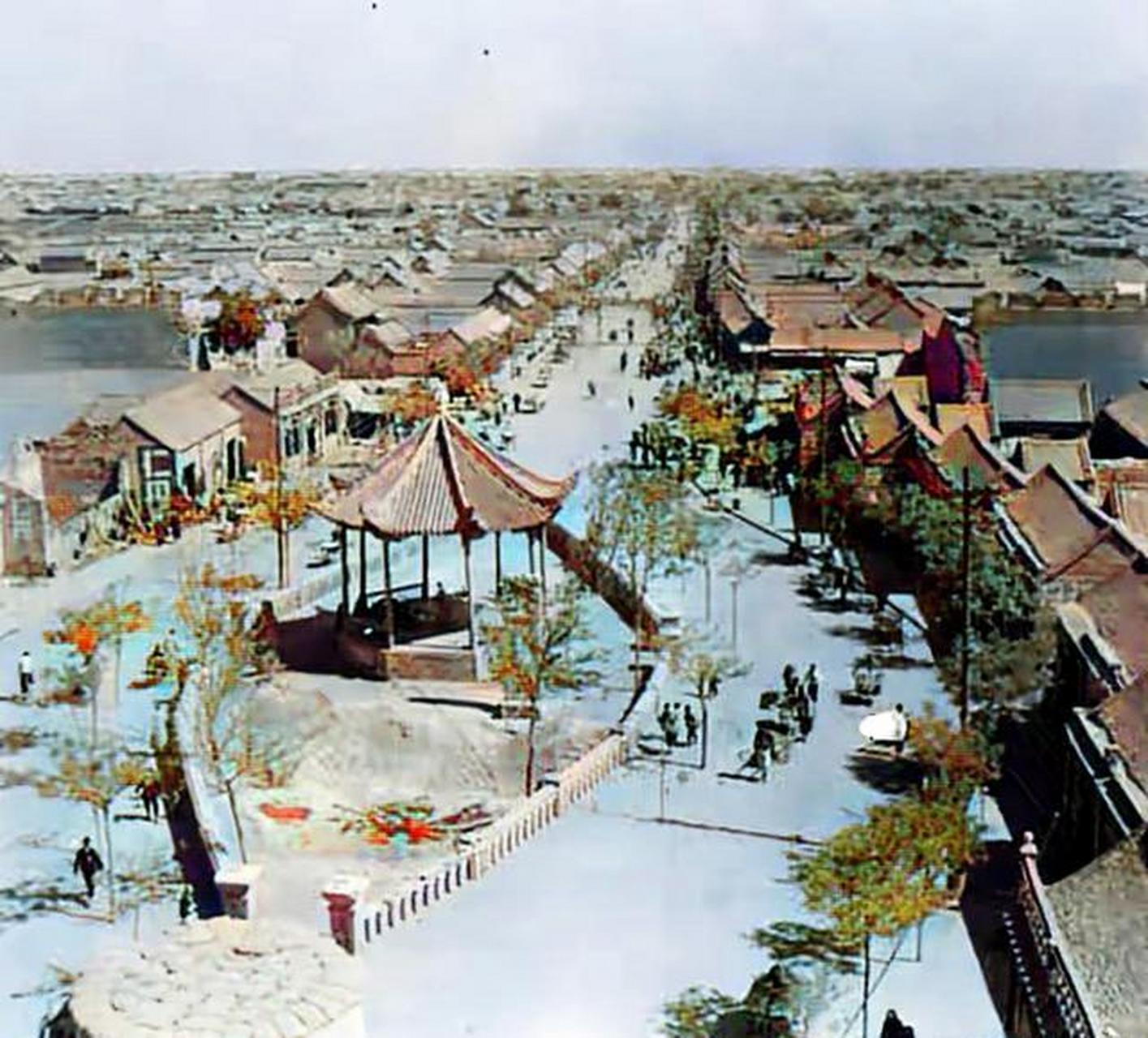 80多年前的河南开封:中山门下鬼子骑摩托,日本女子穿着和服游行