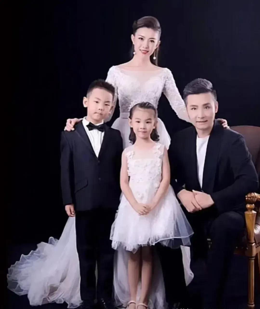 百家号星火计划# 著名歌唱家刘和刚小10岁的老婆战扬竟然如此漂亮