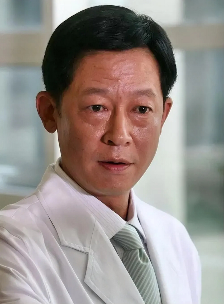 王志文说:"到了一定年龄,没有稳定的收入,没有存款,亲人遇到事情你拿