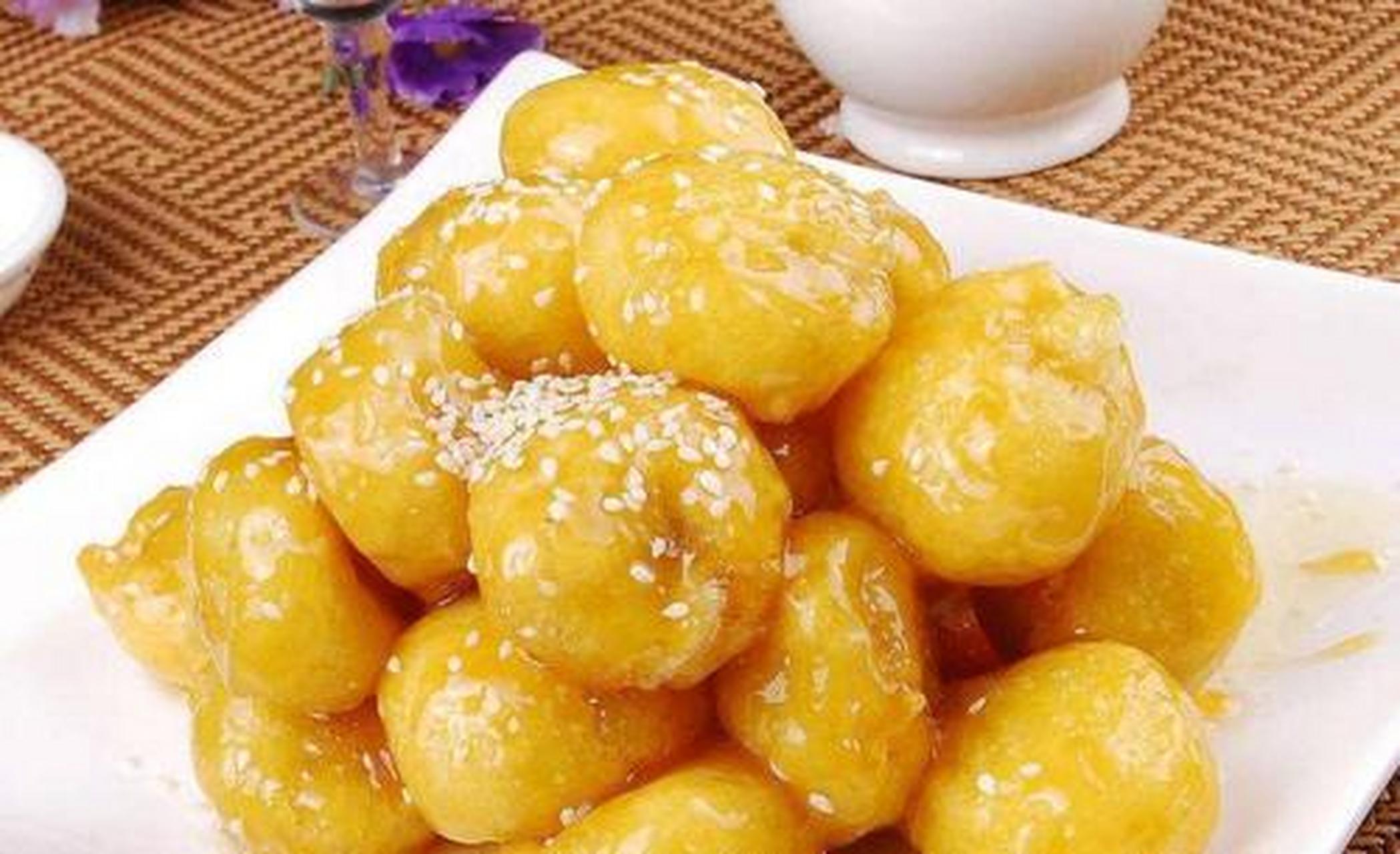 金线吊葫芦,是南昌的一道民间小吃,它不仅名字美丽动人,更让人垂涎