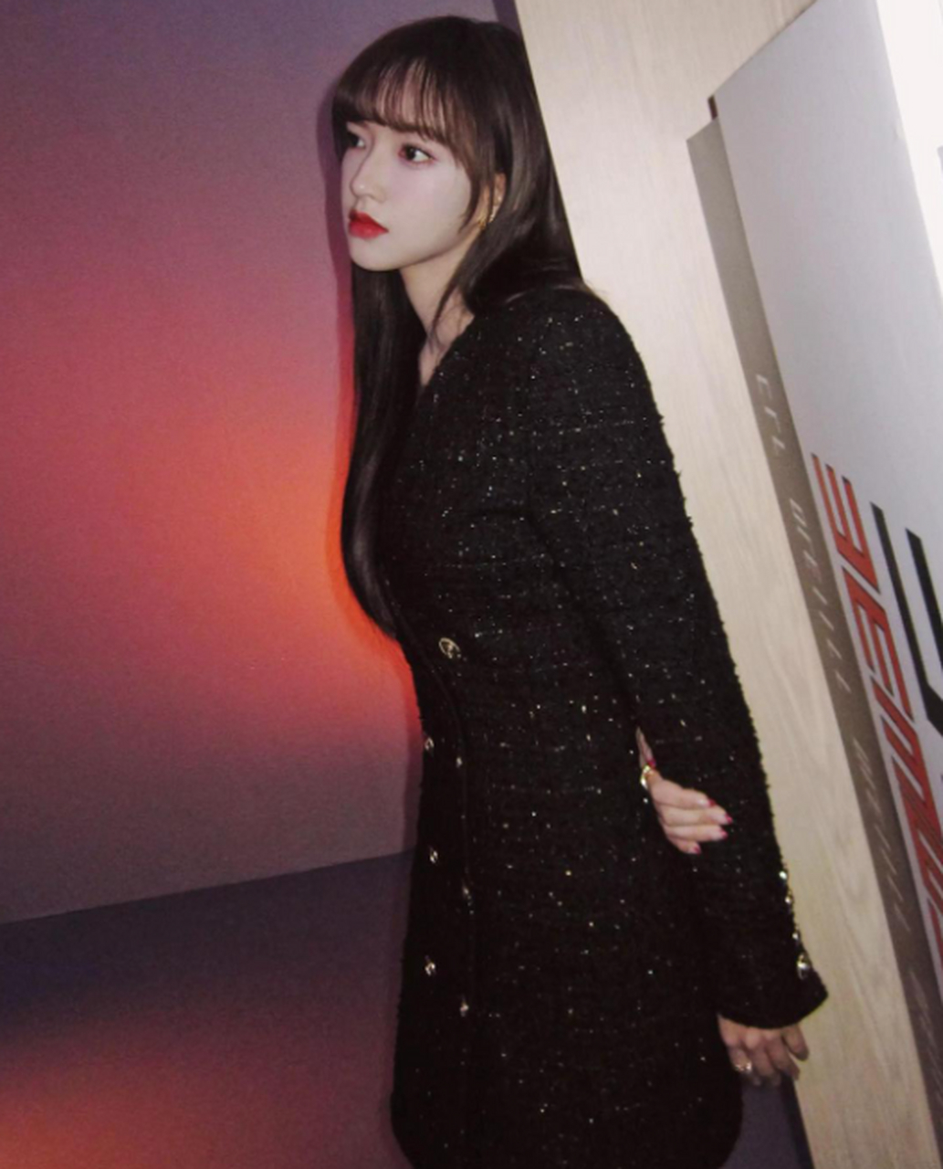 程潇一袭黑色吊带连衣裙,搭配黑色高跟鞋,一双修长美腿性感撩人