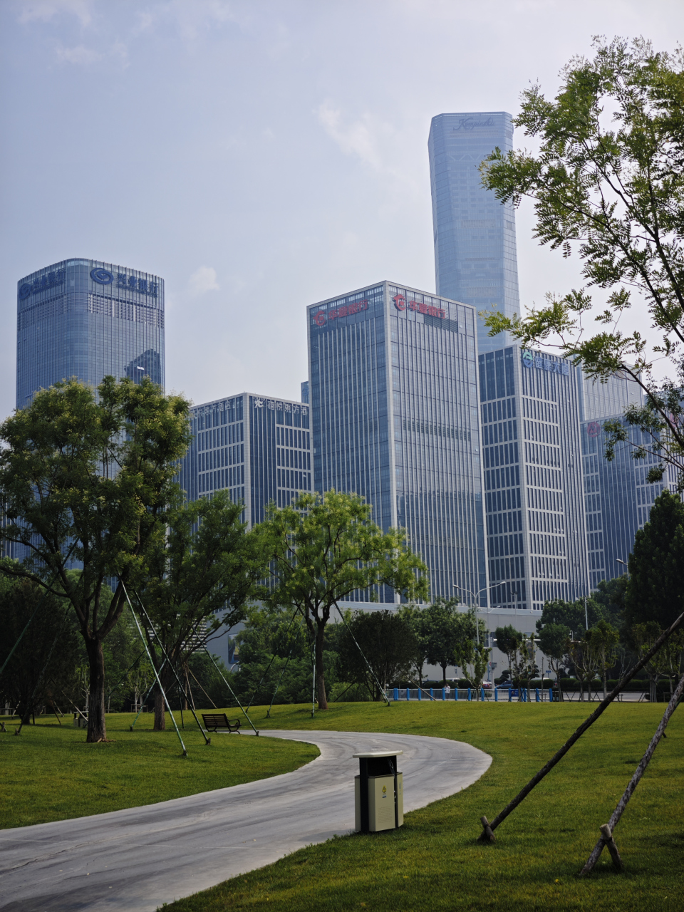 投稿:高新区绿地公园角度下的汉峪金谷a区,b区  图片由楼友"竹雨声"