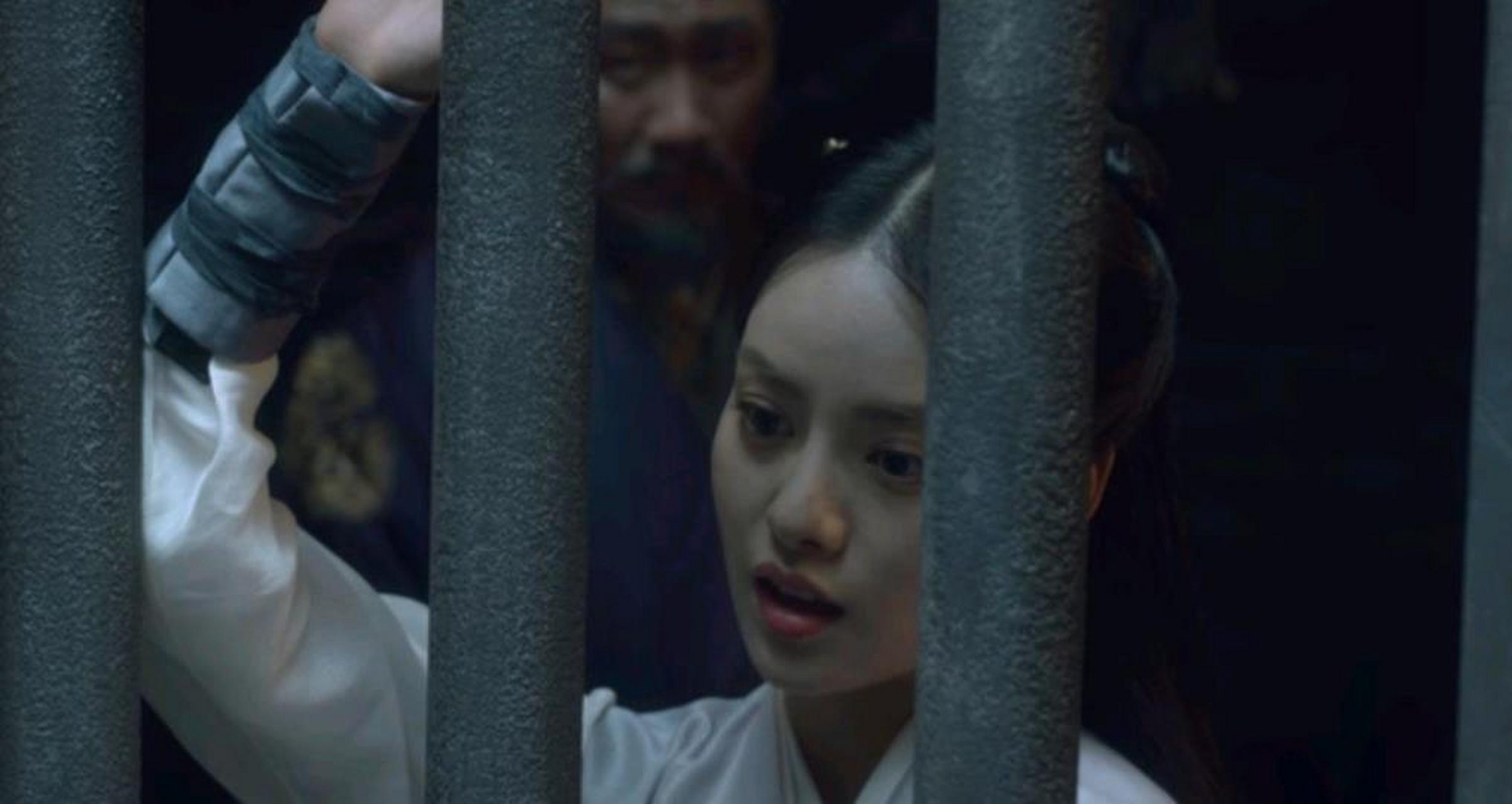 "绿翘神色慌张,鱼玄机看出异常,不经意地一撇,她看到了绿翘身体上的指