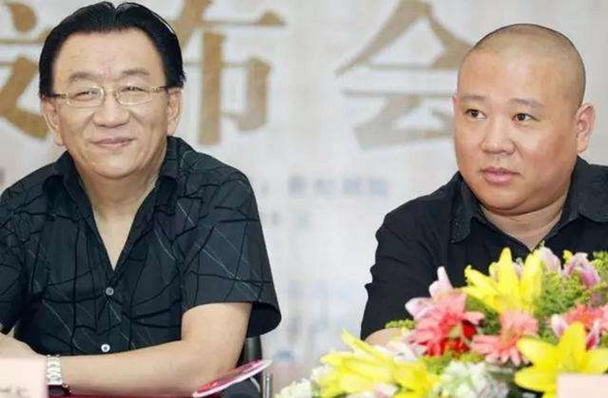 郭德纲的师傅侯耀文离世后,郭德纲和师傅的亲哥哥侯耀华互撕.