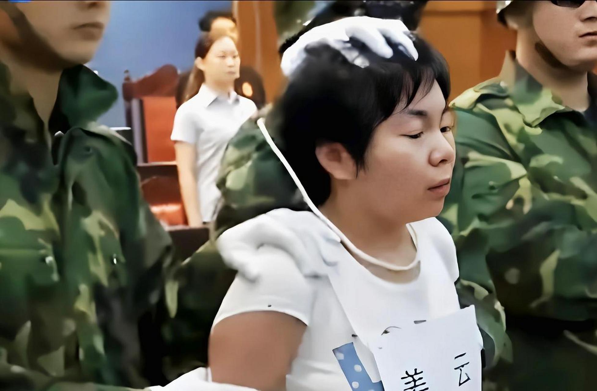 姜云曾经有一个对她呵护备至的丈夫,却通过聊天软件认识了情人赵某.