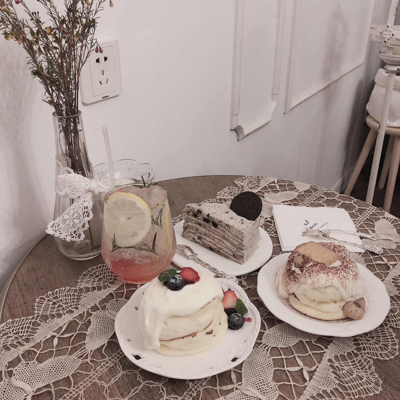 魔都探店【at ease】店名在这啦 复古的白色风格 整体非常仙啦 适合小