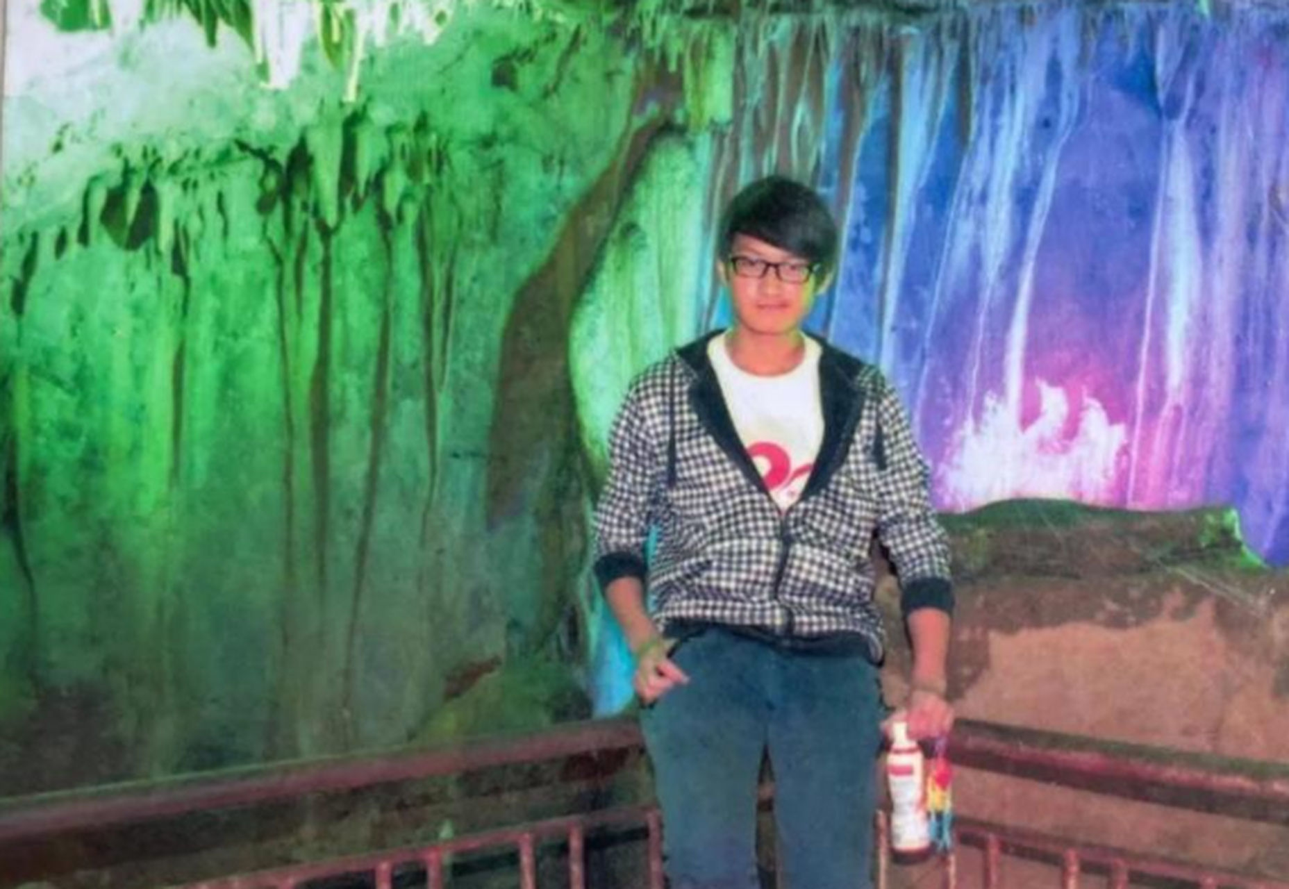 每日打卡#墨茶生前照片曝光,母亲发朋友圈痛哭,称是在折磨我#b站