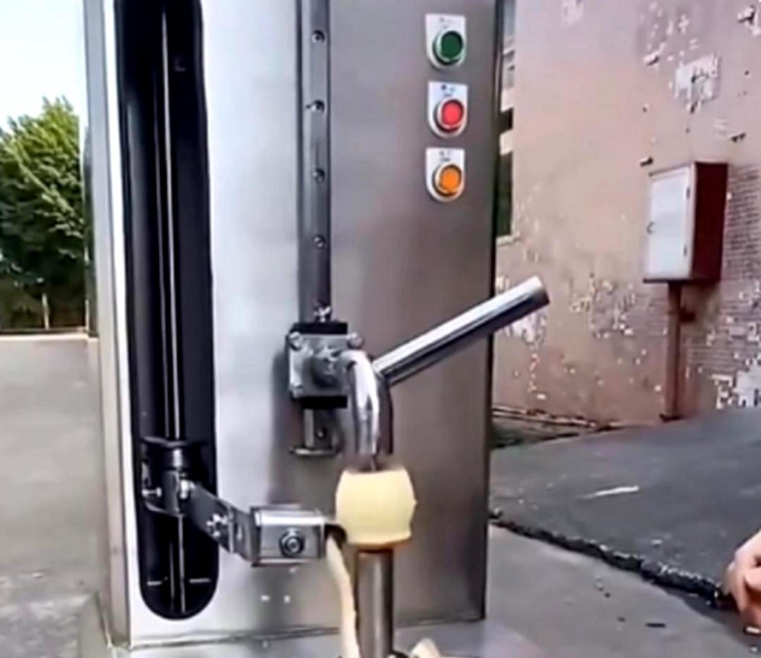 虽然这台苹果削皮机速度很快,但我似乎用不上它.