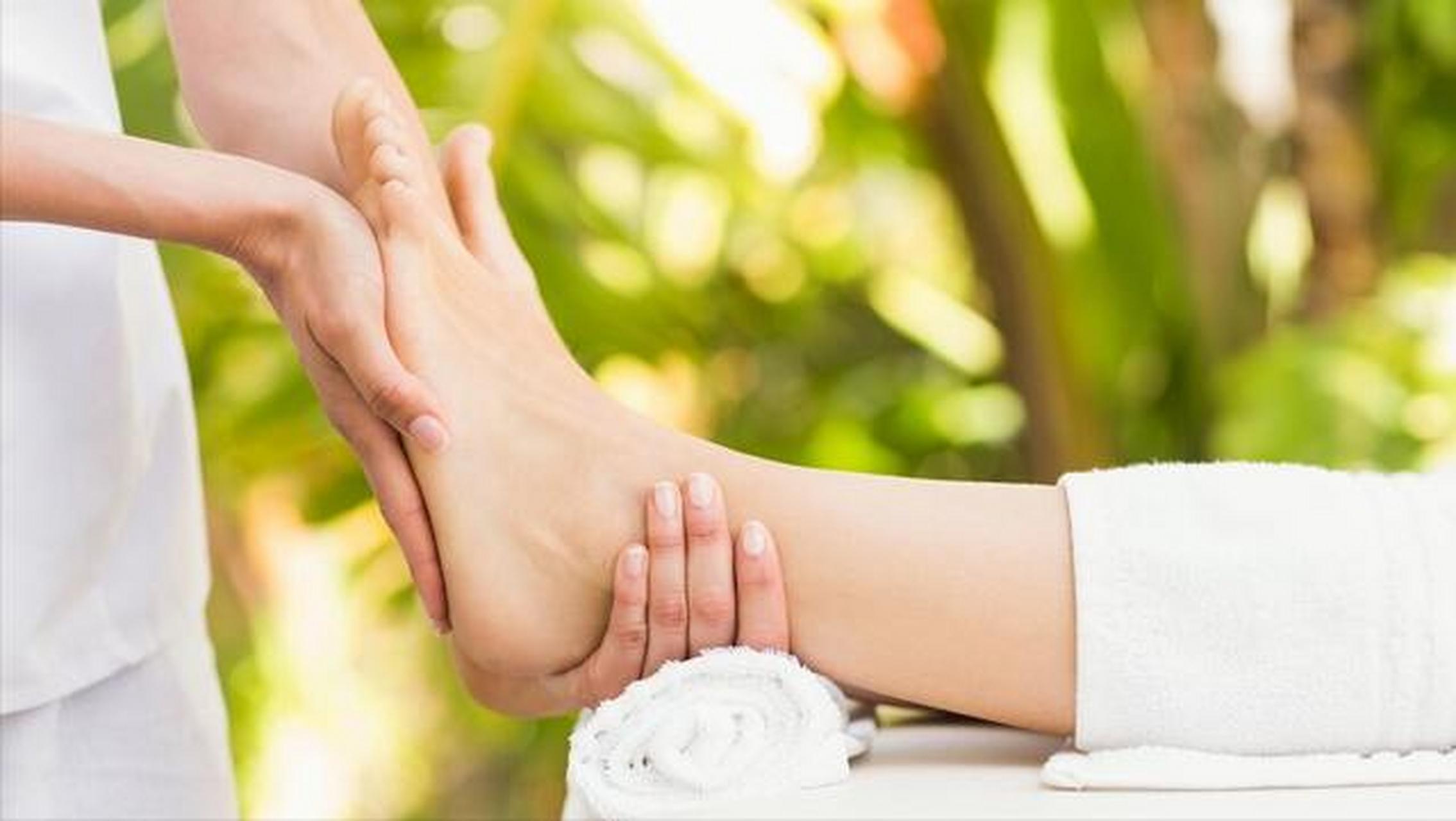 常做这六件事,对健康大有裨益  第一件:拍拍背-缓解疲劳  睡前轻轻