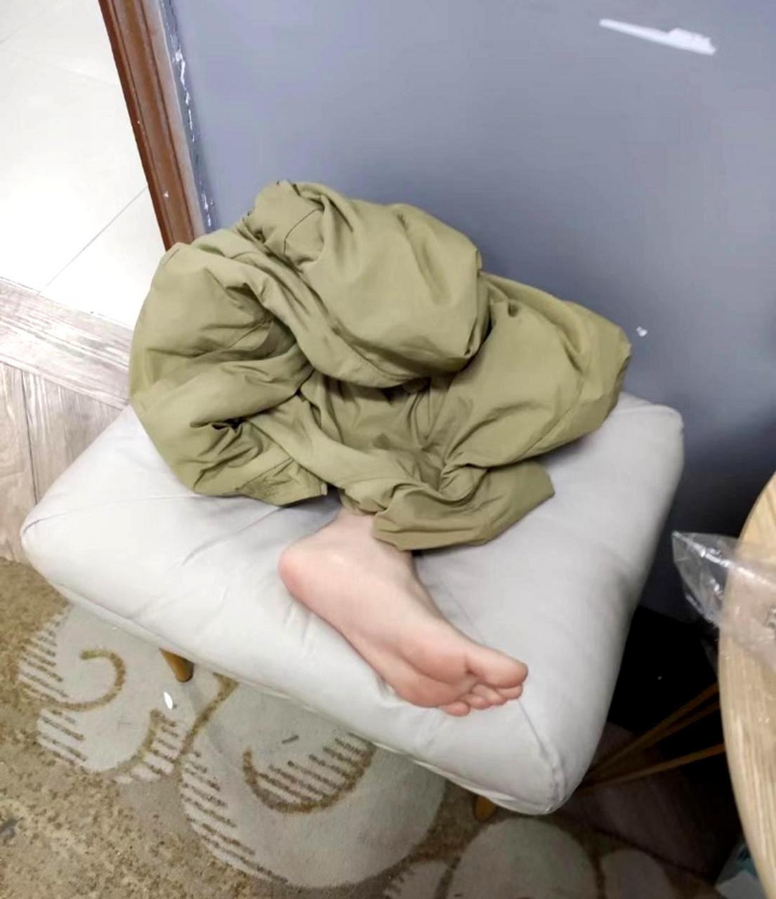 这是怎么回事,为什么只有一只脚,人去哪了?