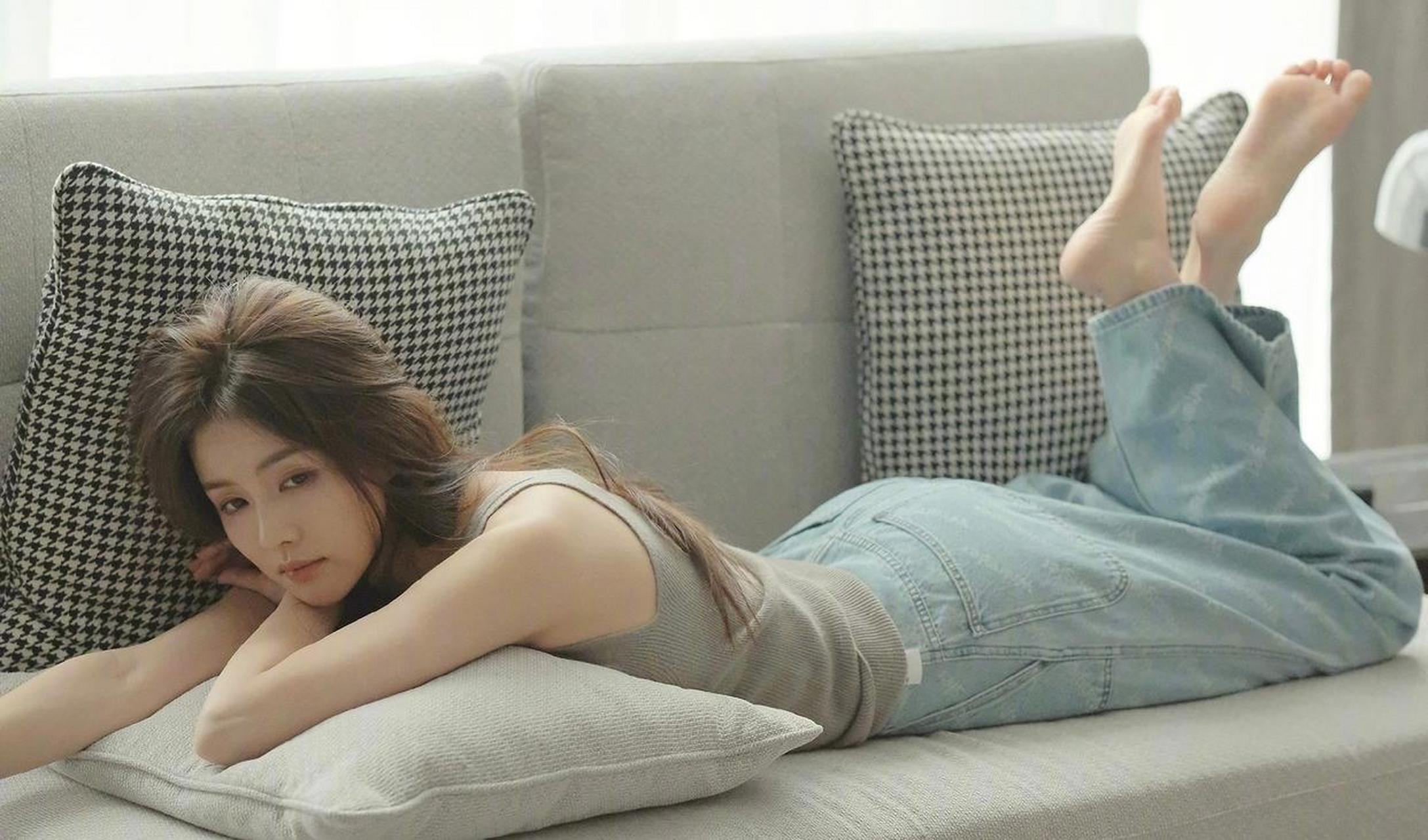 白鹿,温柔居家美照,灰色背心牛仔裤,时尚青春,皮肤白皙,五官精致