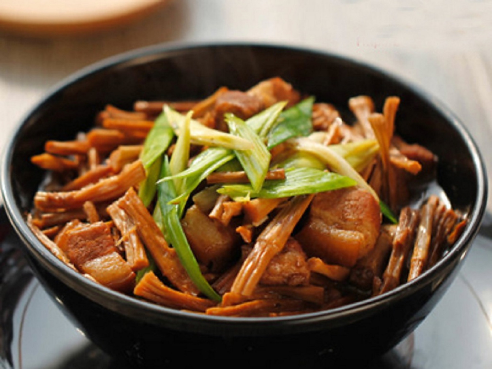 家常菜笋干烧肉,肉汁鲜香,清新可口,让你不吃白不吃!