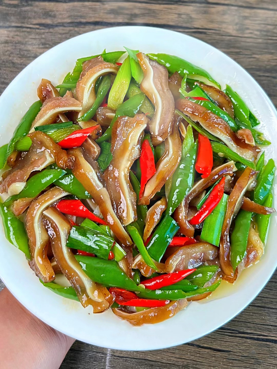 食材: 猪耳朵|青椒|小米辣|蒜苗|大蒜  做法: 76猪耳朵冷水下锅