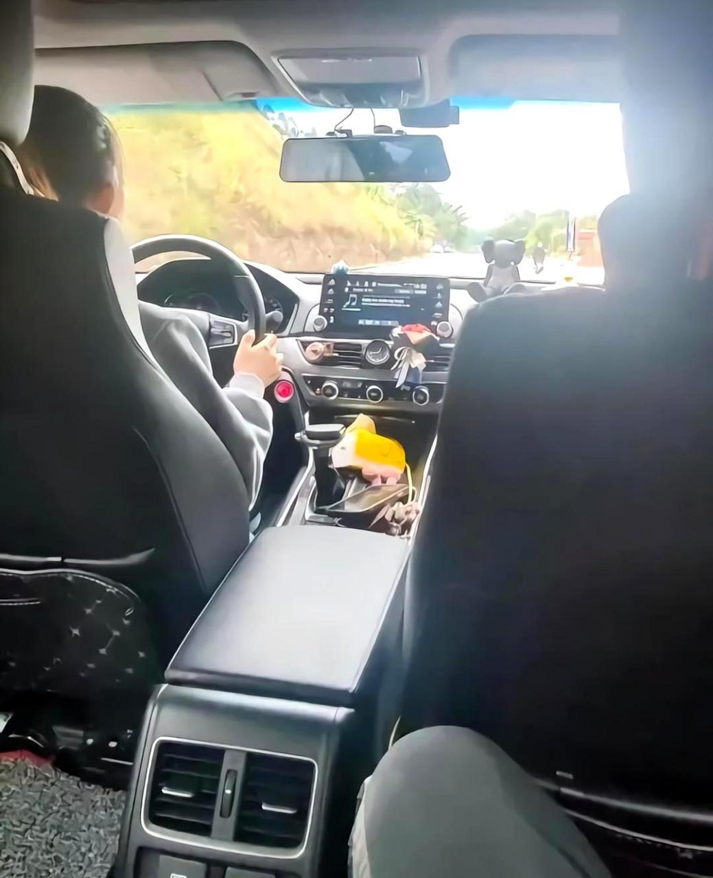 女司机驾驶的车后座,舒适程度不亚于迈巴赫.