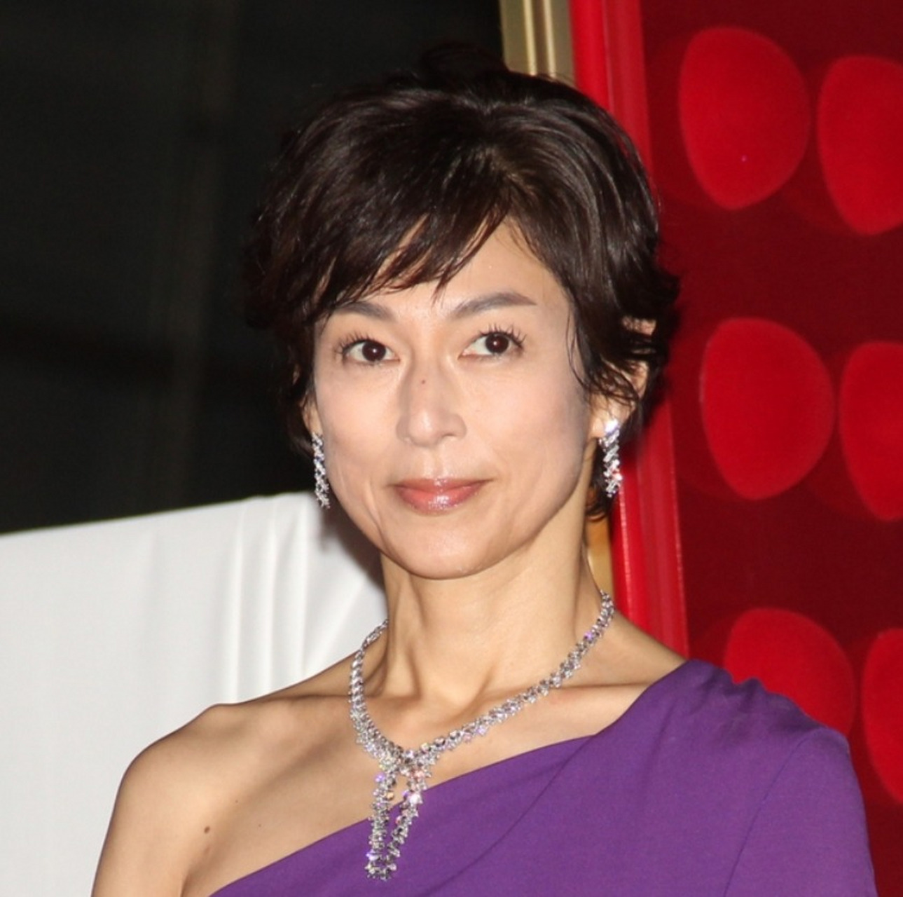 铃木保奈美离婚后首露面,身穿紫色露肩露背装现身某品牌活动现场,将