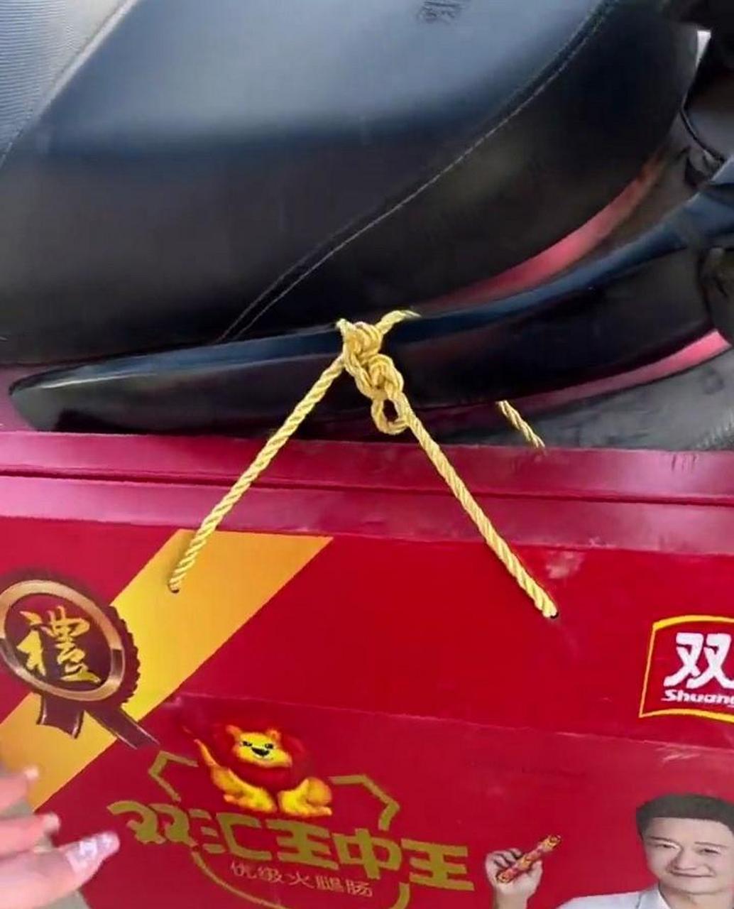 这都到家门口了,我是进去还是不进去呀?