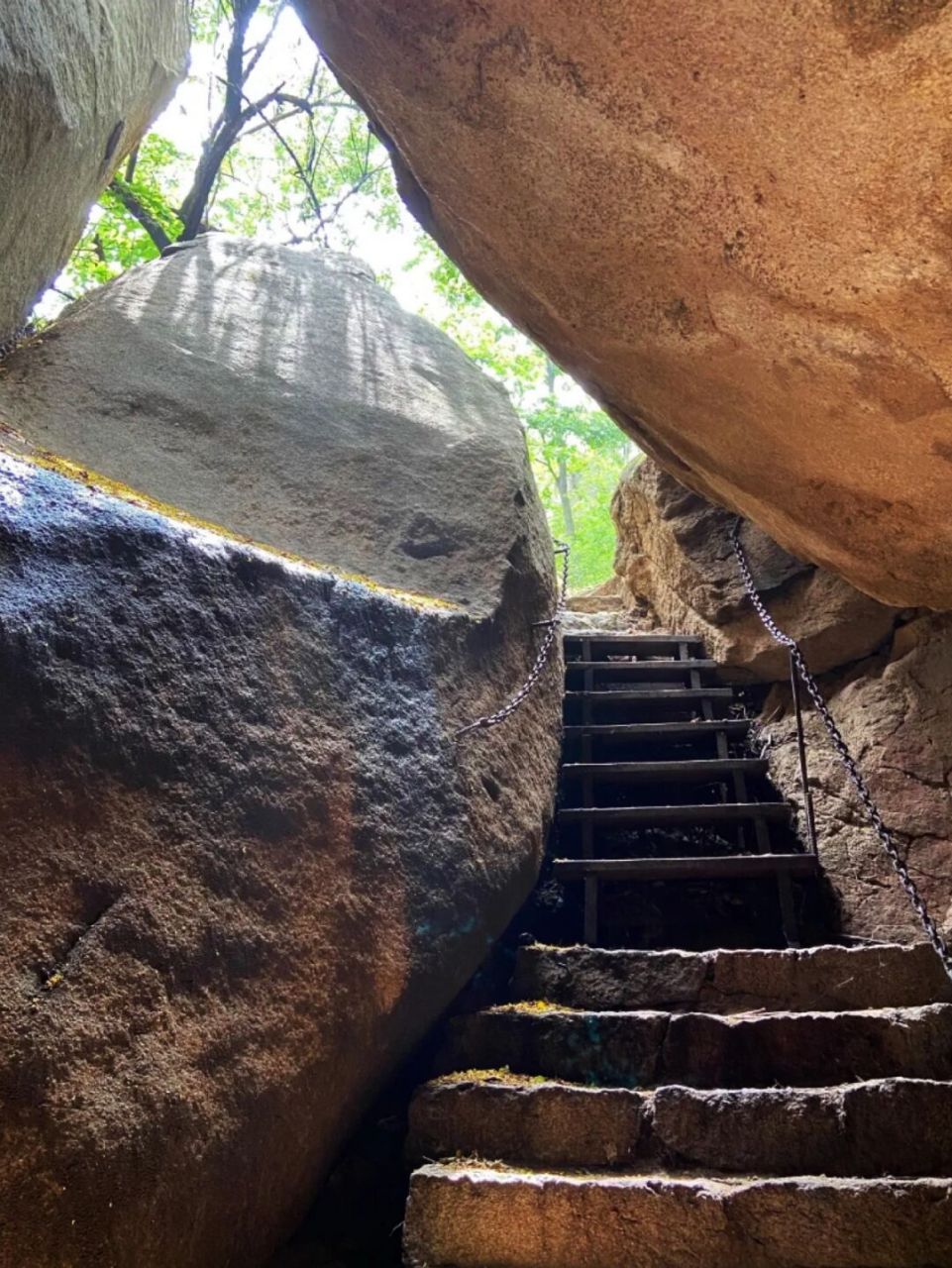 位于昌平区阳坊镇的白虎涧风景区,占地778万平方米,属太行山脉,素以"