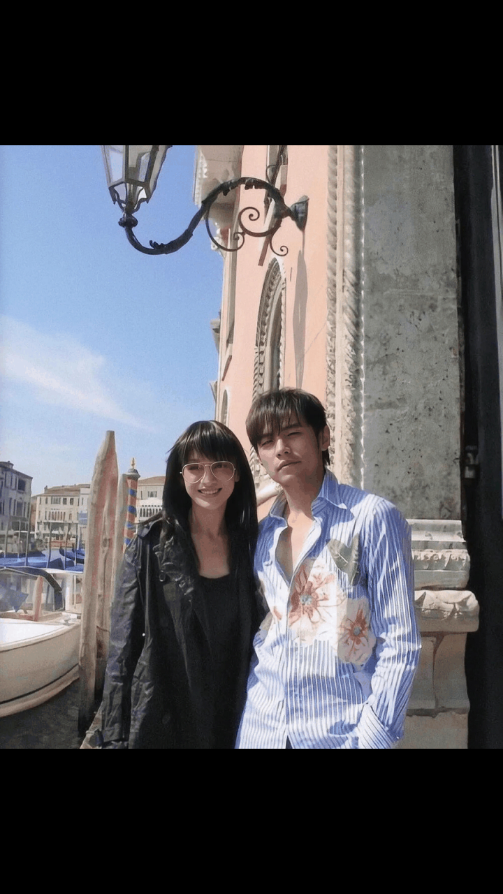 gif创作人# 一张老照片…… 据说周迅当年为了李大齐,二话不说出蚜怂