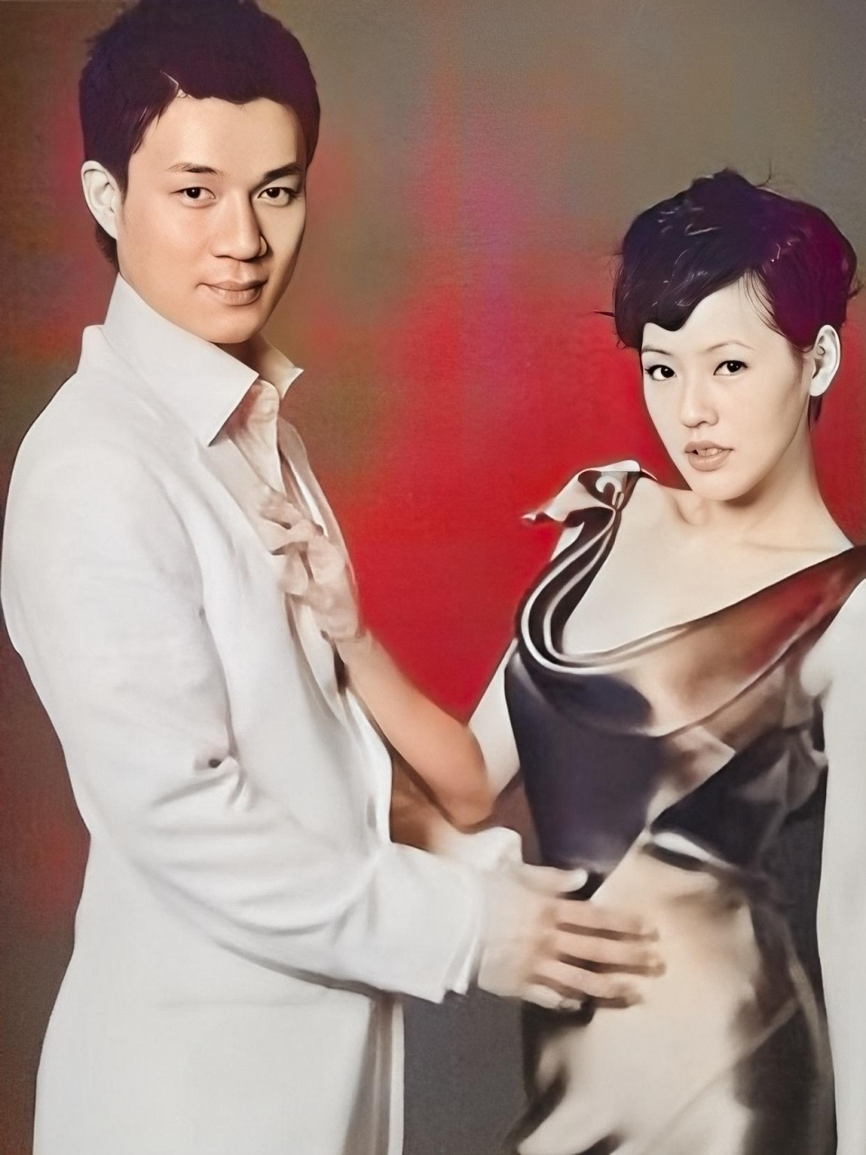小s和丈夫许亚军,一张十年前的照片,有人说他们看起来像夫妻,也有人说