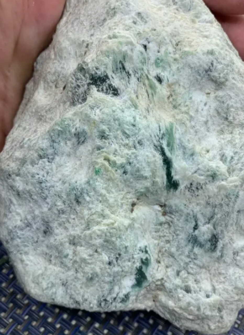 点击头像看直播##翡翠原石#900克老木那包浆皮冰绿晴底老料,色正衫北
