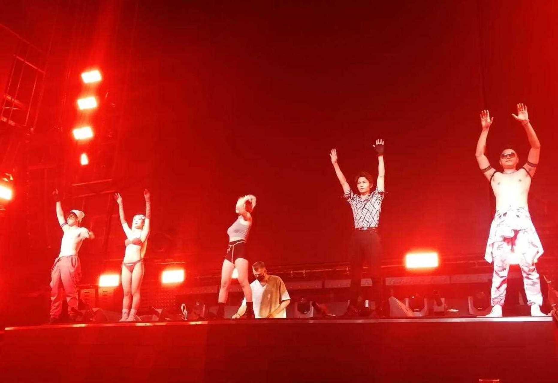 南宁的派神酒吧,点,演出开始,舞蹈艺员在场内各高台领舞起来啦.