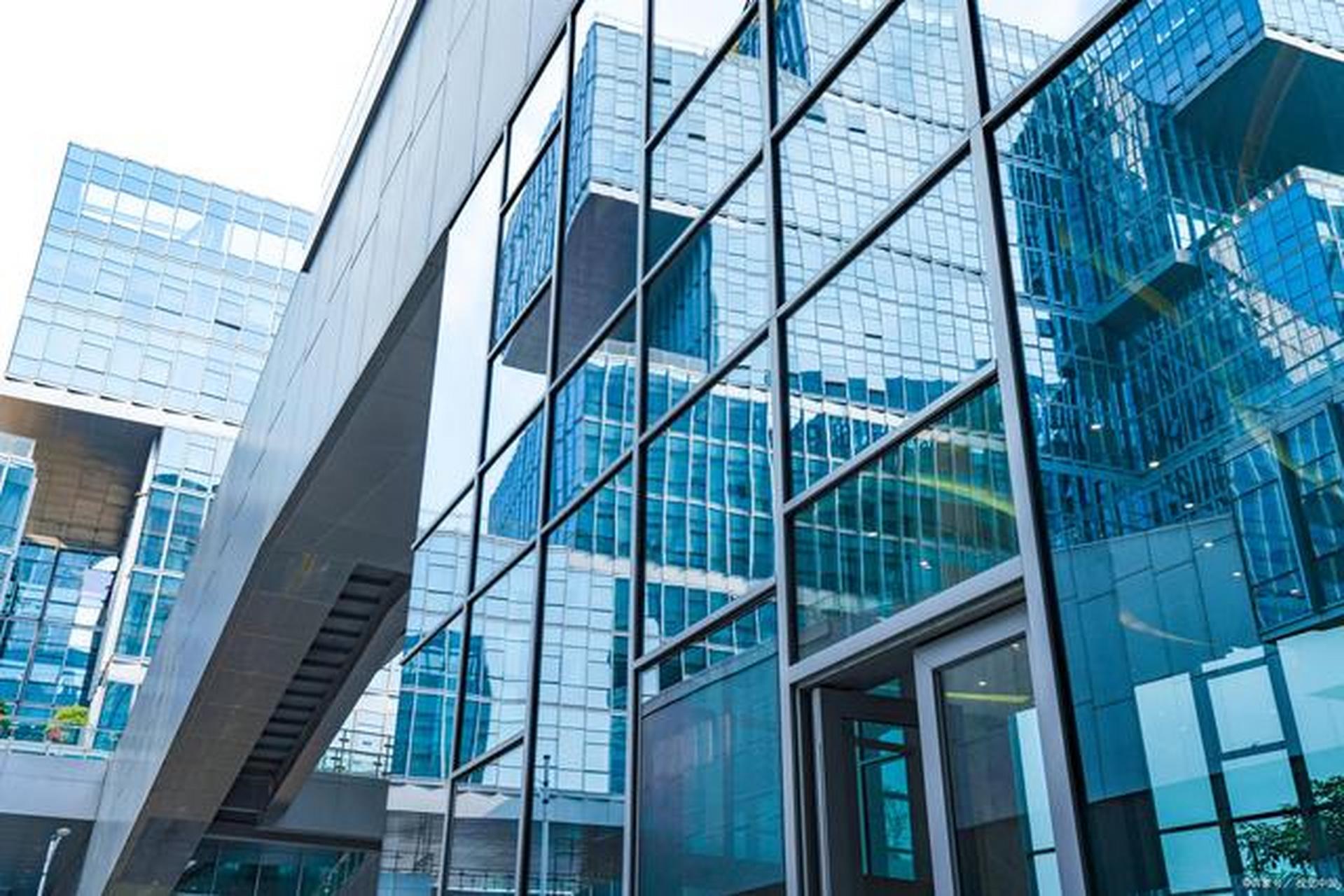 全玻璃幕墙:没有明显的金属框架,玻璃之间通过胶结或金属连接件连接