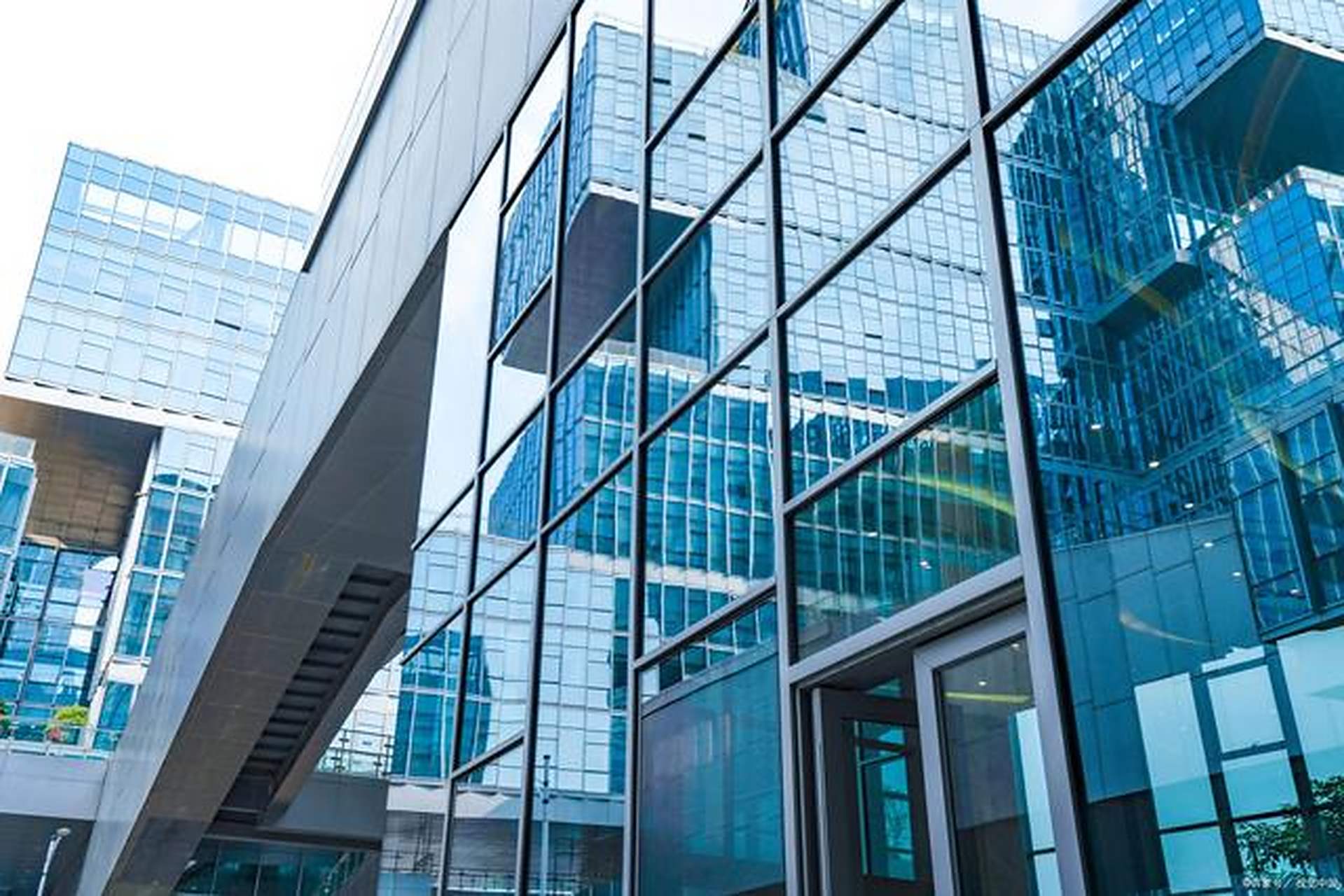 明框玻璃幕墙是传统的形式,使用广泛,而且性能可靠,它的金属框架构件