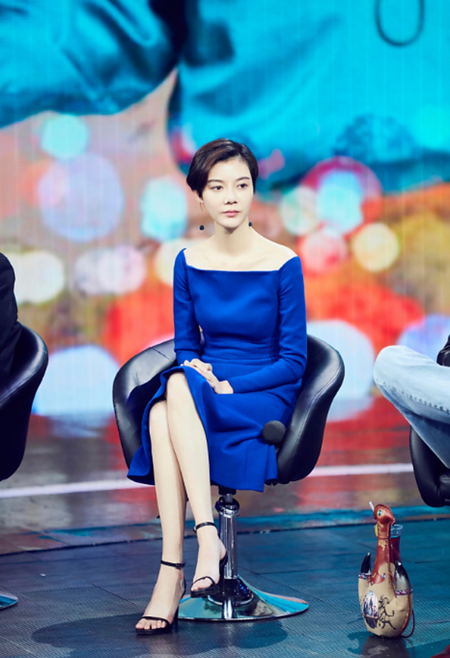 "车晓"又美出圈了,穿蓝色连衣裙现"赫本式优雅",简约又高级.