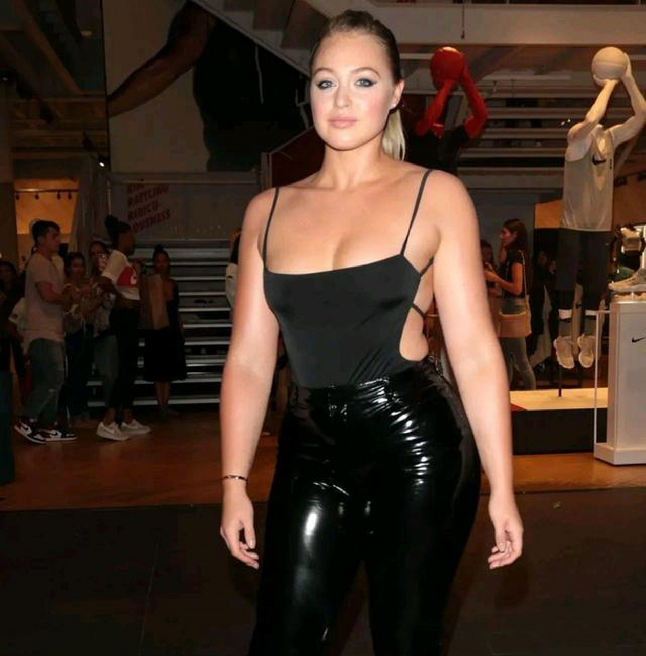 伊斯卡·劳伦斯身穿一袭吊带内衣,搭配红色皮鞋尽显妩媚动人