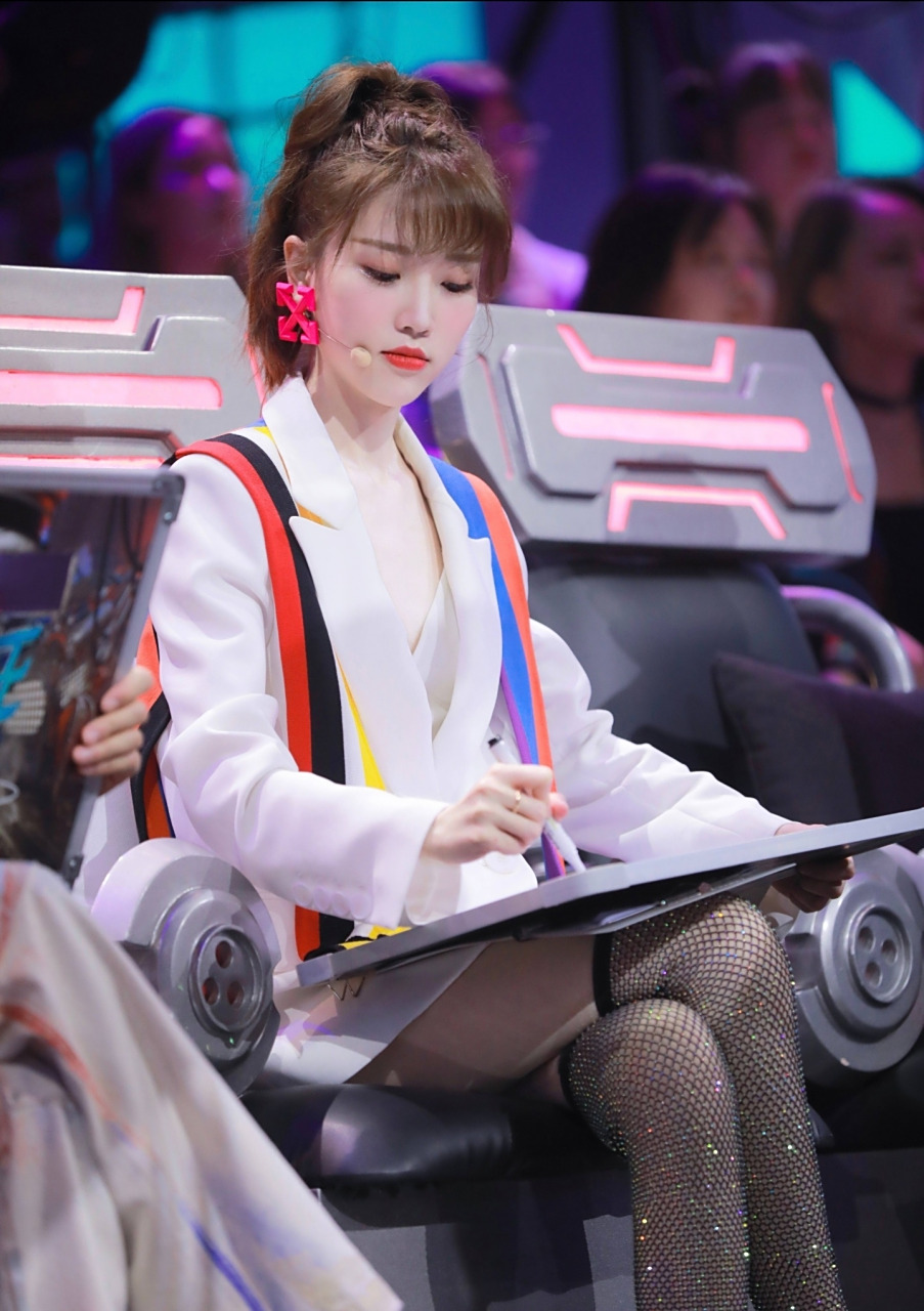 江苏卫视主持人张纯烨日常照片,不得不说,人家这颜值和气质,丝毫不输