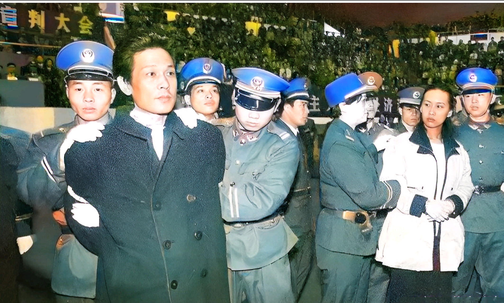 1995年12月,深圳万人公审大会,王建业与史燕青在这里接受公开审判,自