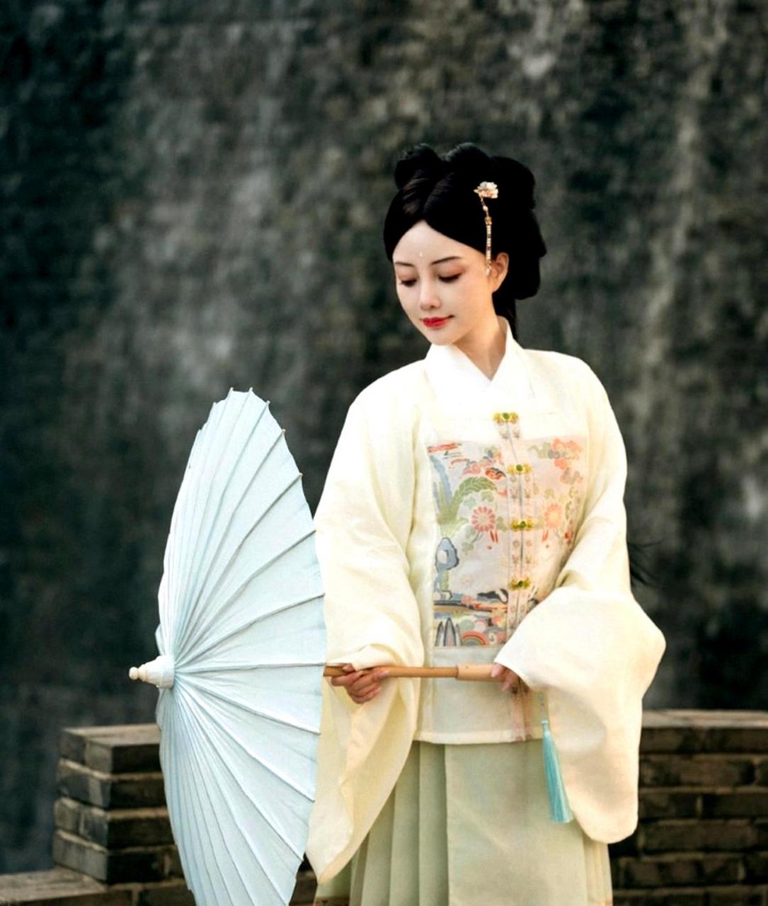 李小璐即使穿着古装,仍然保持着人间气息,她的气质在娱乐圈中独树一帜