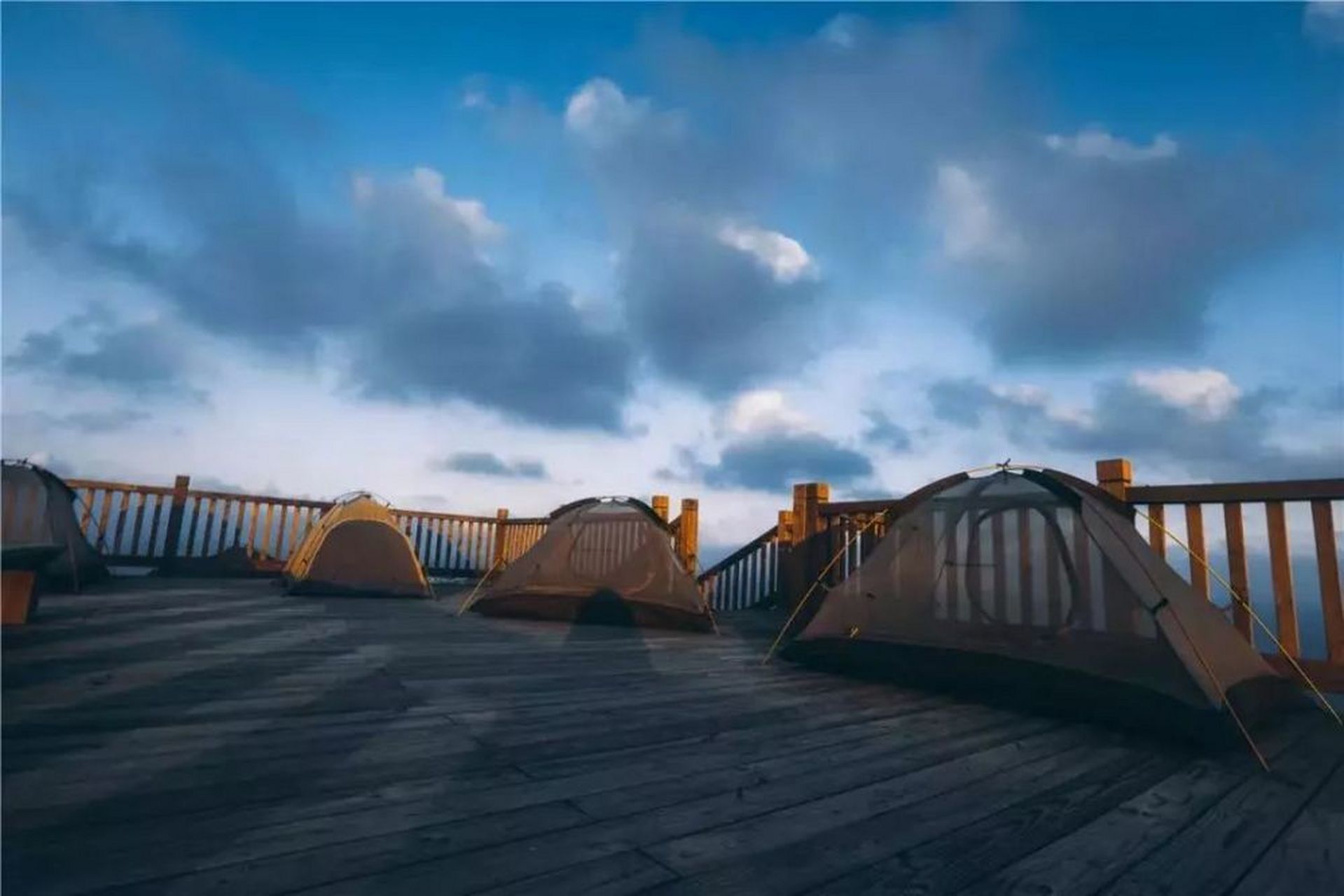 十一假期,露营好去处——洞头鹿西岛 山坪露营观景平台由防腐木建设而