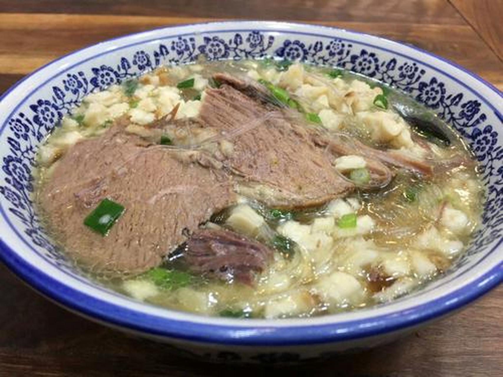 探秦商,品陕味##城市情报员#羊肉泡馍:羊肉泡馍烹制精细,料重味醇肉 