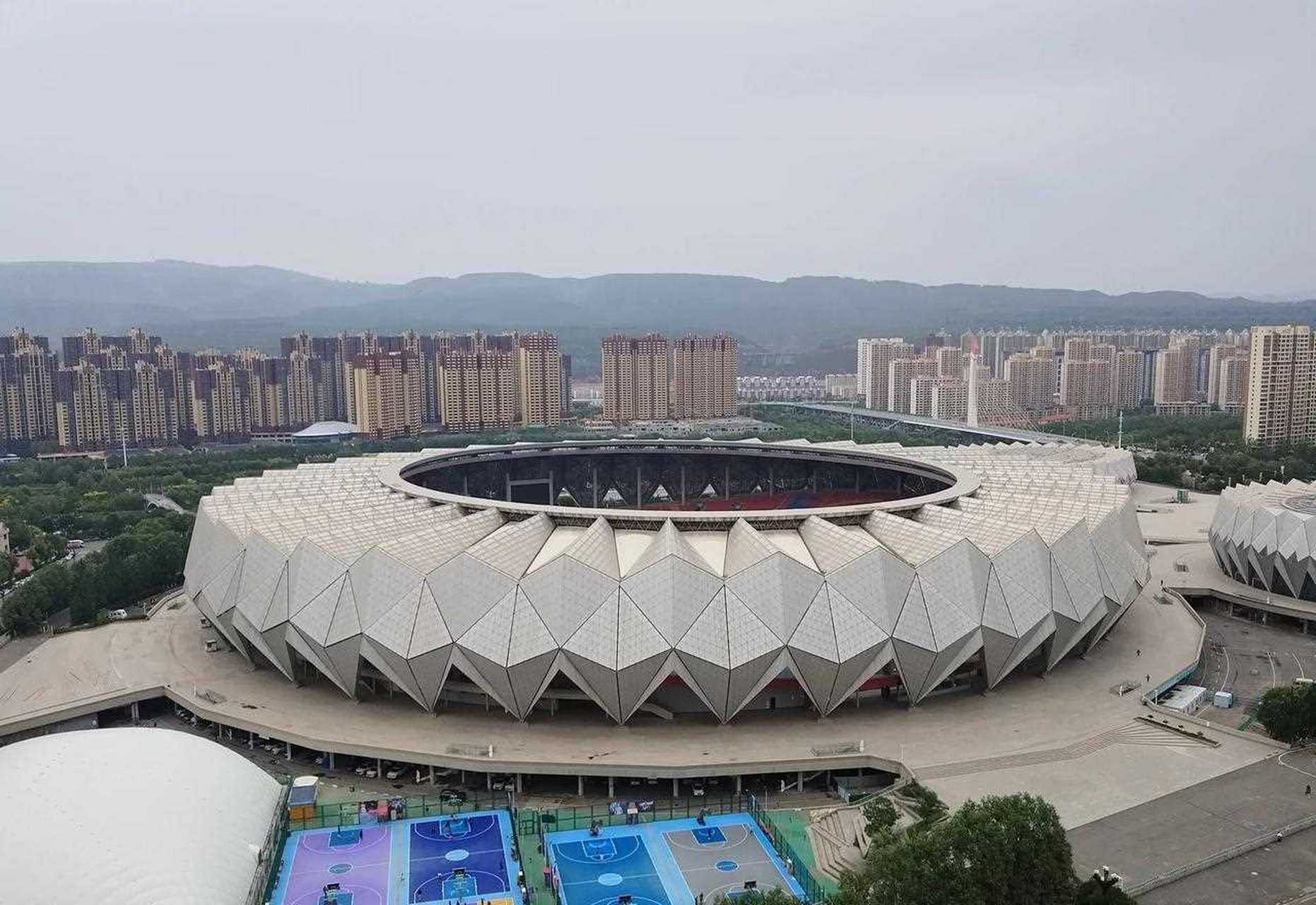 西宁市海湖体育中心坐落于海湖湿地公园南岸,建成后是一座设施完整