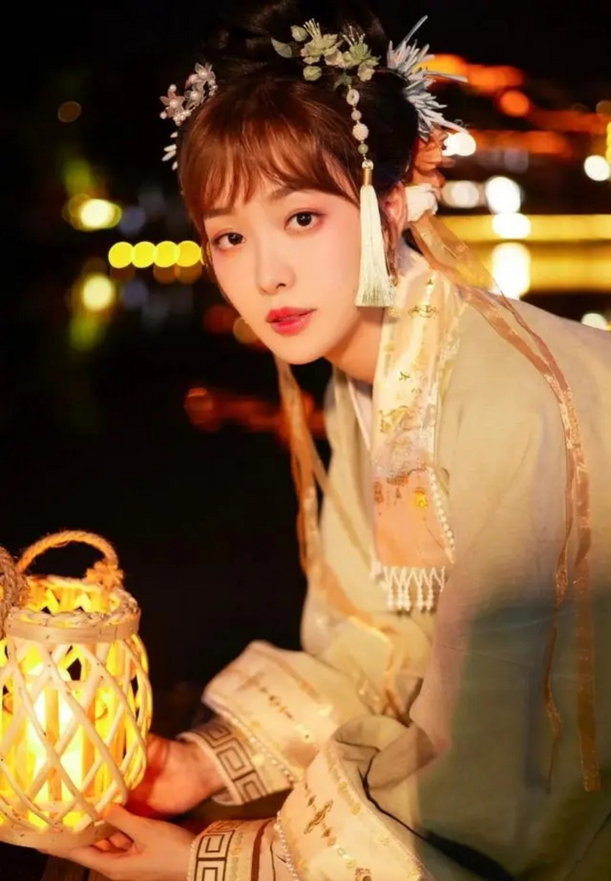 赵尧珂古装扮相玲珑精致,被誉为森系少女的天花板