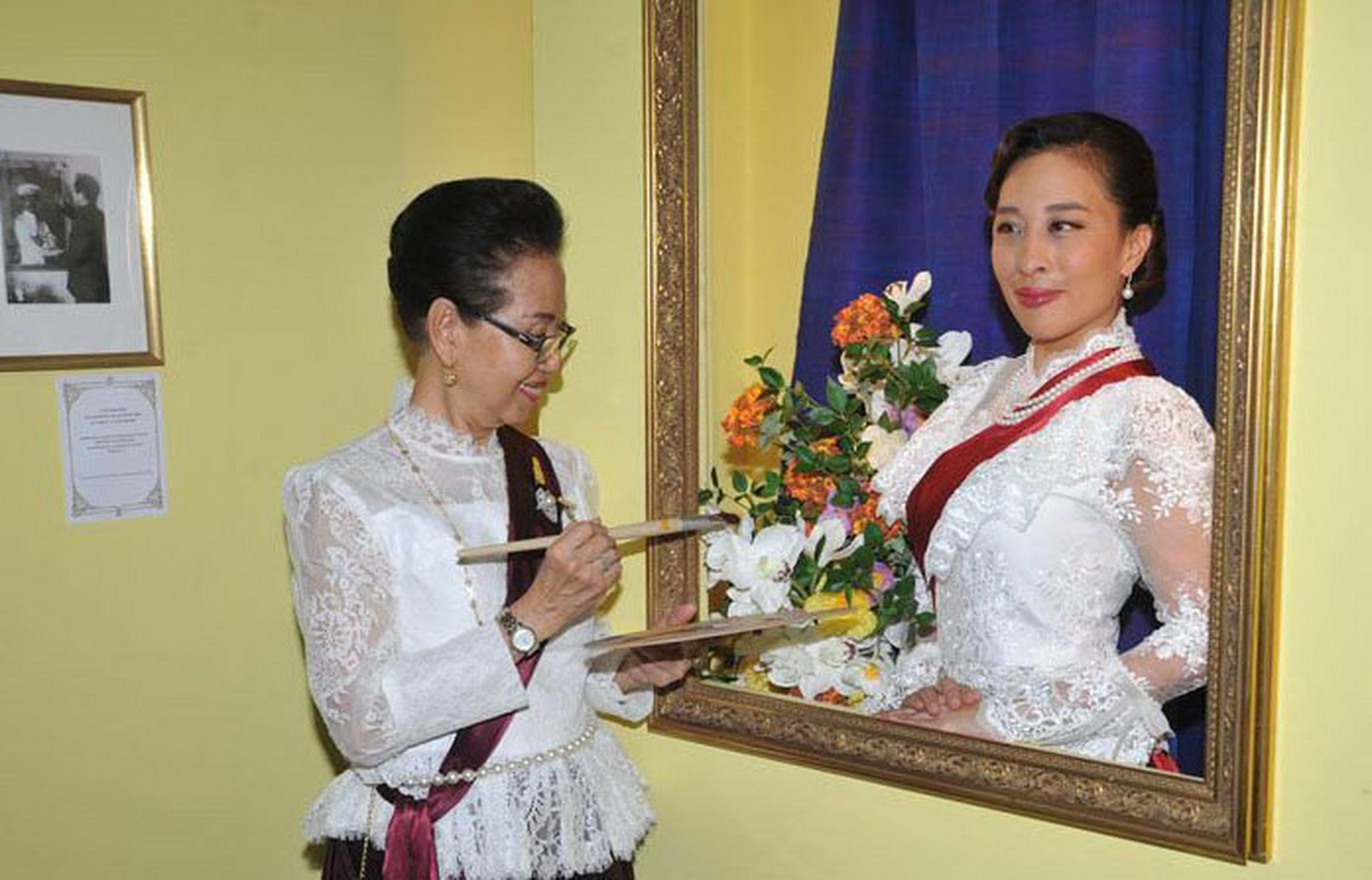 泰国帕查拉公主和她的祖母诗丽吉王后的合影让人感受到了家庭的温暖和