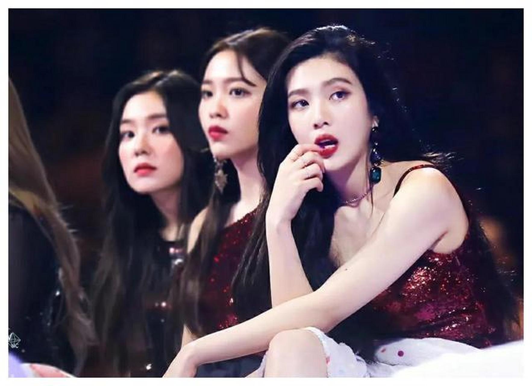 red velvet 朴秀荣名场面造型,红色吊带裙复古港风,微胖身材太美