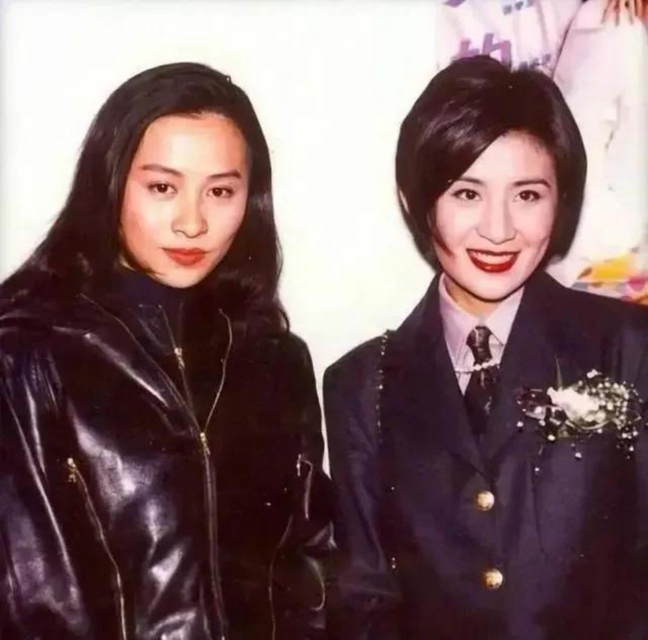 90年代的一张合照上,刘嘉玲和吴君如身旁挨得很近.