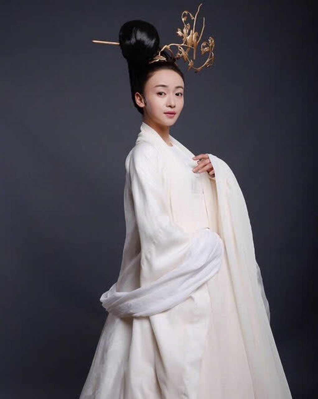 于正晒出吴谨言在《凤囚凰》中饰演楚瑜的照片,表示因为太温柔而怀念