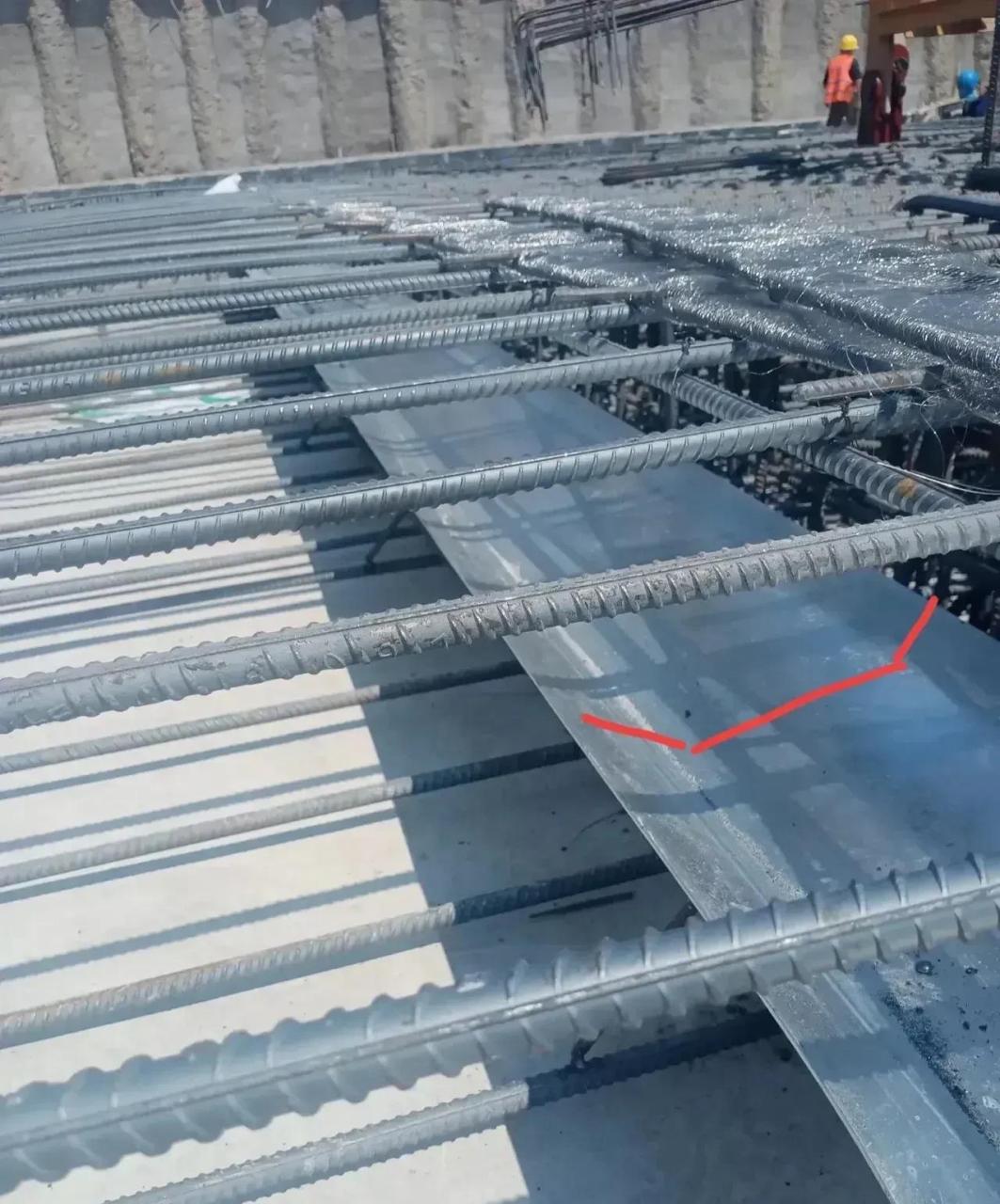 前段时间,质监站要求地下室底板止水钢板开口朝上,背朝迎水面;昨天