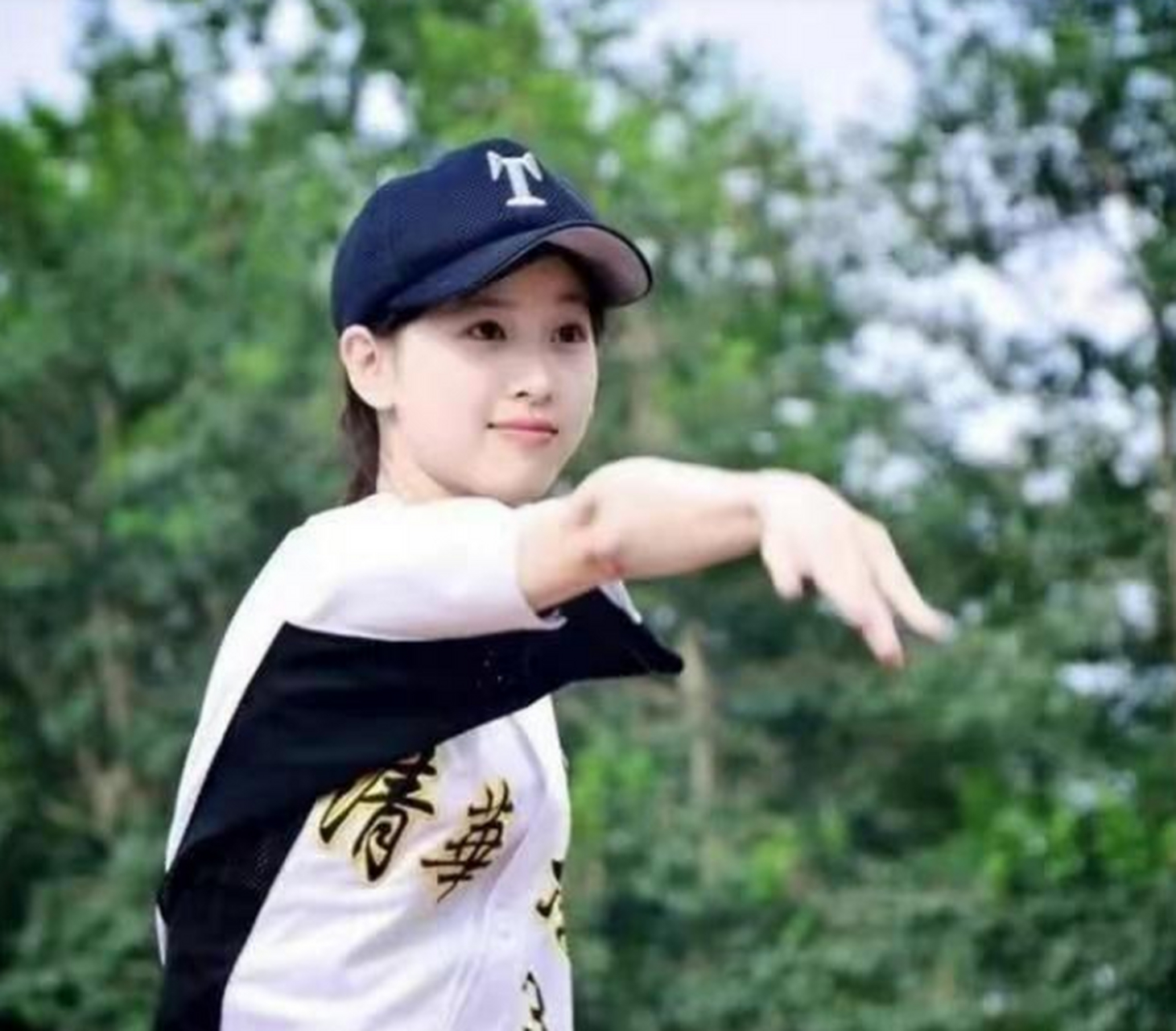 章泽天在清华大学读书的时候拍的照片,青春又活力的样子,格外的惹人