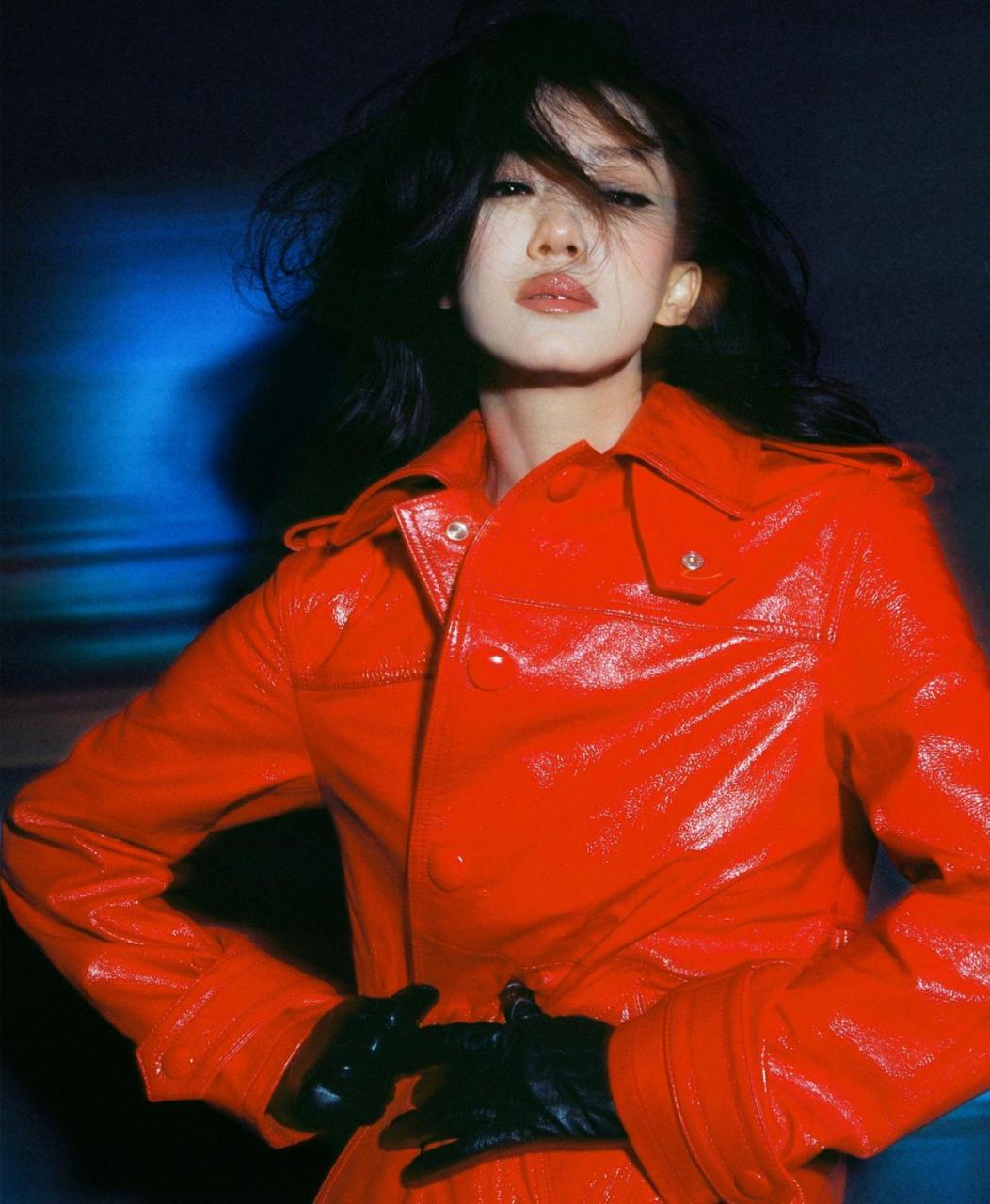 张小斐最新杂志封面大片,这个风格意外地适合她复古的蓬松卷发 猫眼妆