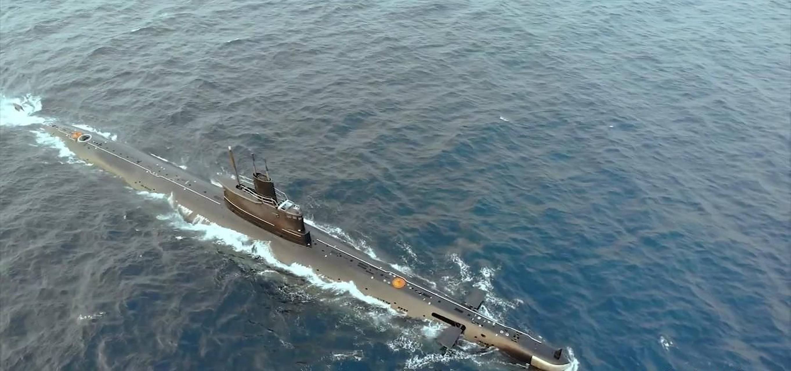 老款的035g型潜艇造型别致～很有味道