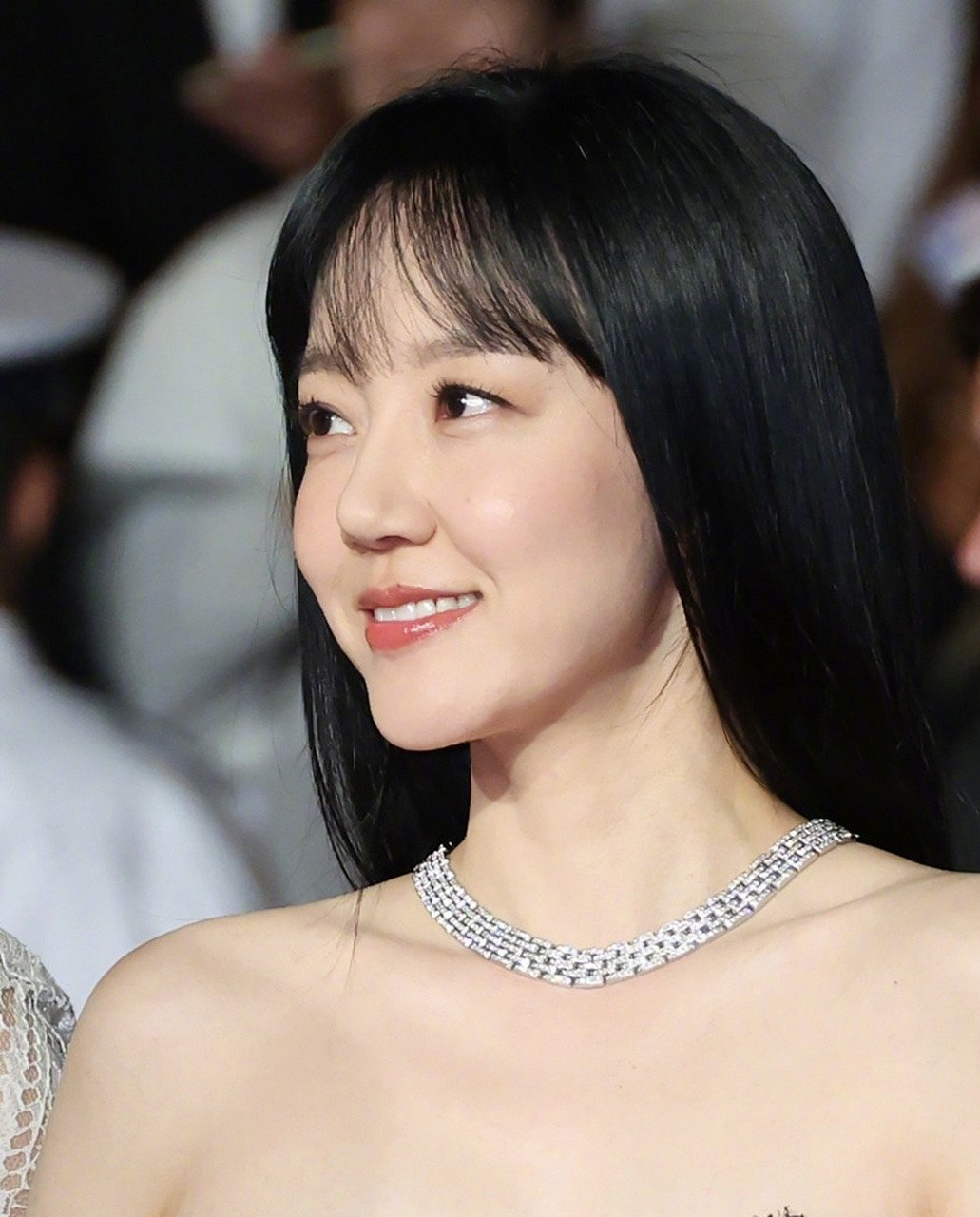 明星生图大赏# 林秀晶戛纳电影节红毯[,看起来依旧甜美可人.