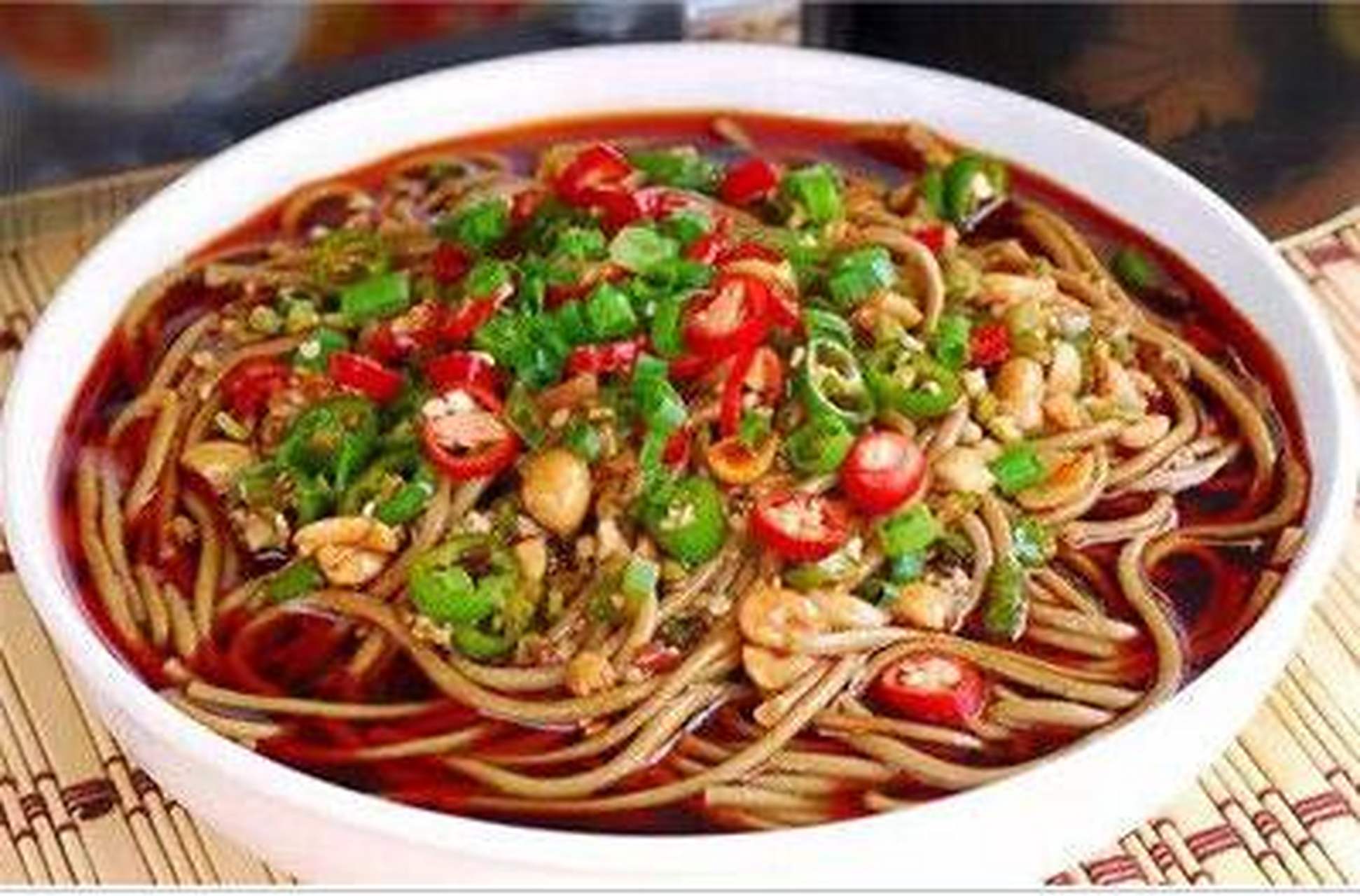 荞面饸饹是咸阳独具特色的地方吃食,其中以该县西部的官庄,胡家庙等