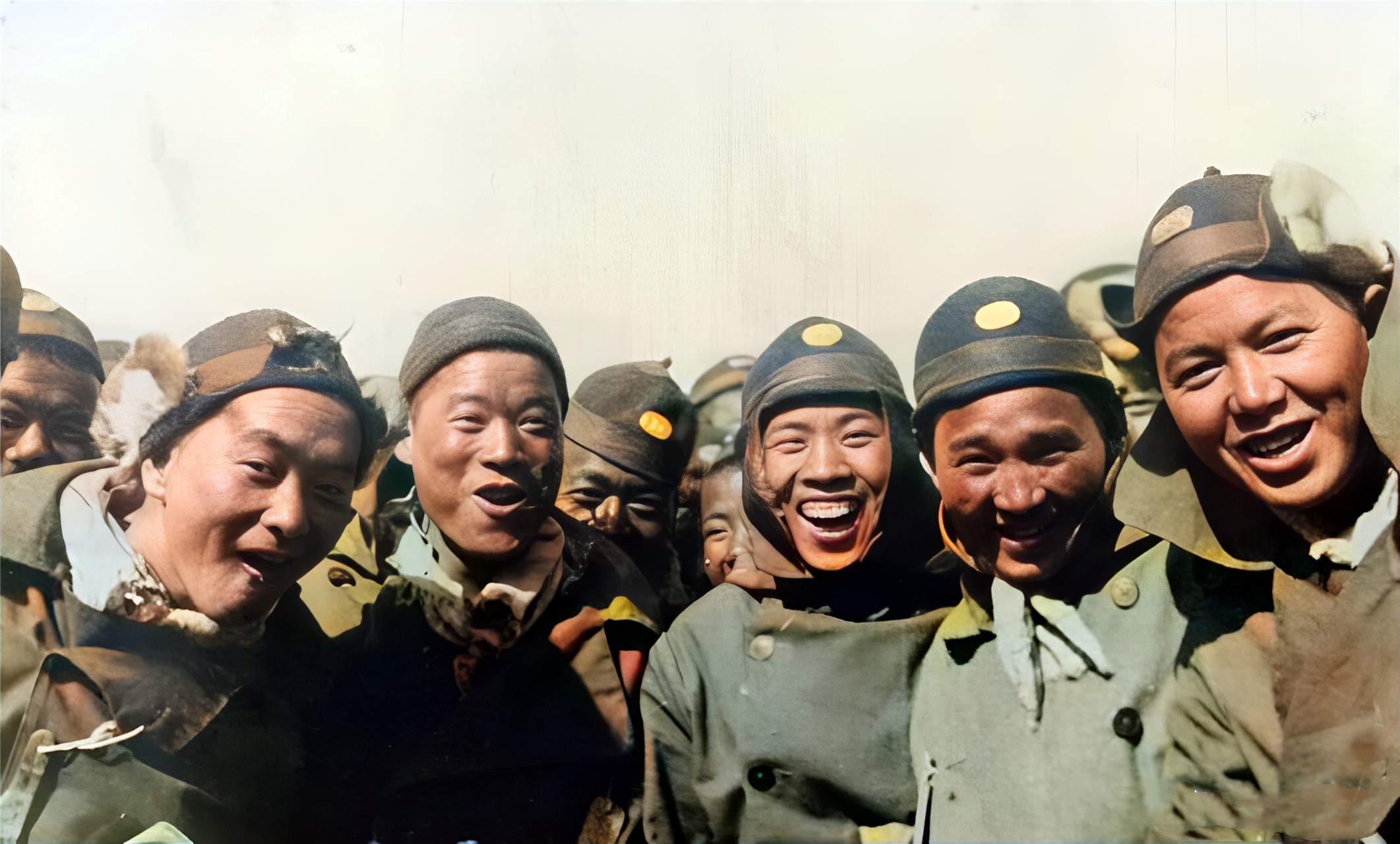 一战期间,青年劳工对着镜头开心大笑.当年,十四万华工奔赴欧洲战场.