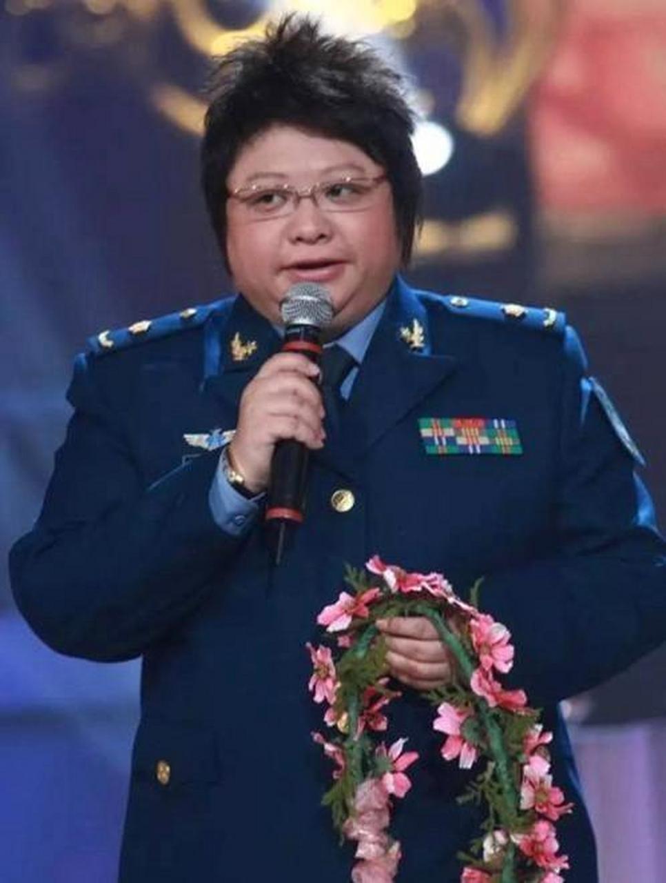 军衔韩红  第四位韩红,出生于西藏,是著名的歌唱家又是伟大的慈善家.