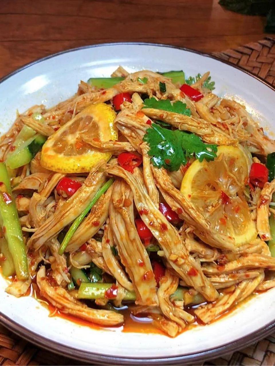 酸辣开胃柠檬手撕鸡丝,春夏开胃凉拌菜!