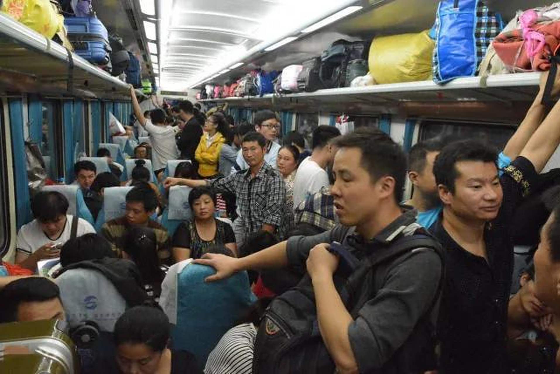 不少人仍然选择搭乘硬座火车.